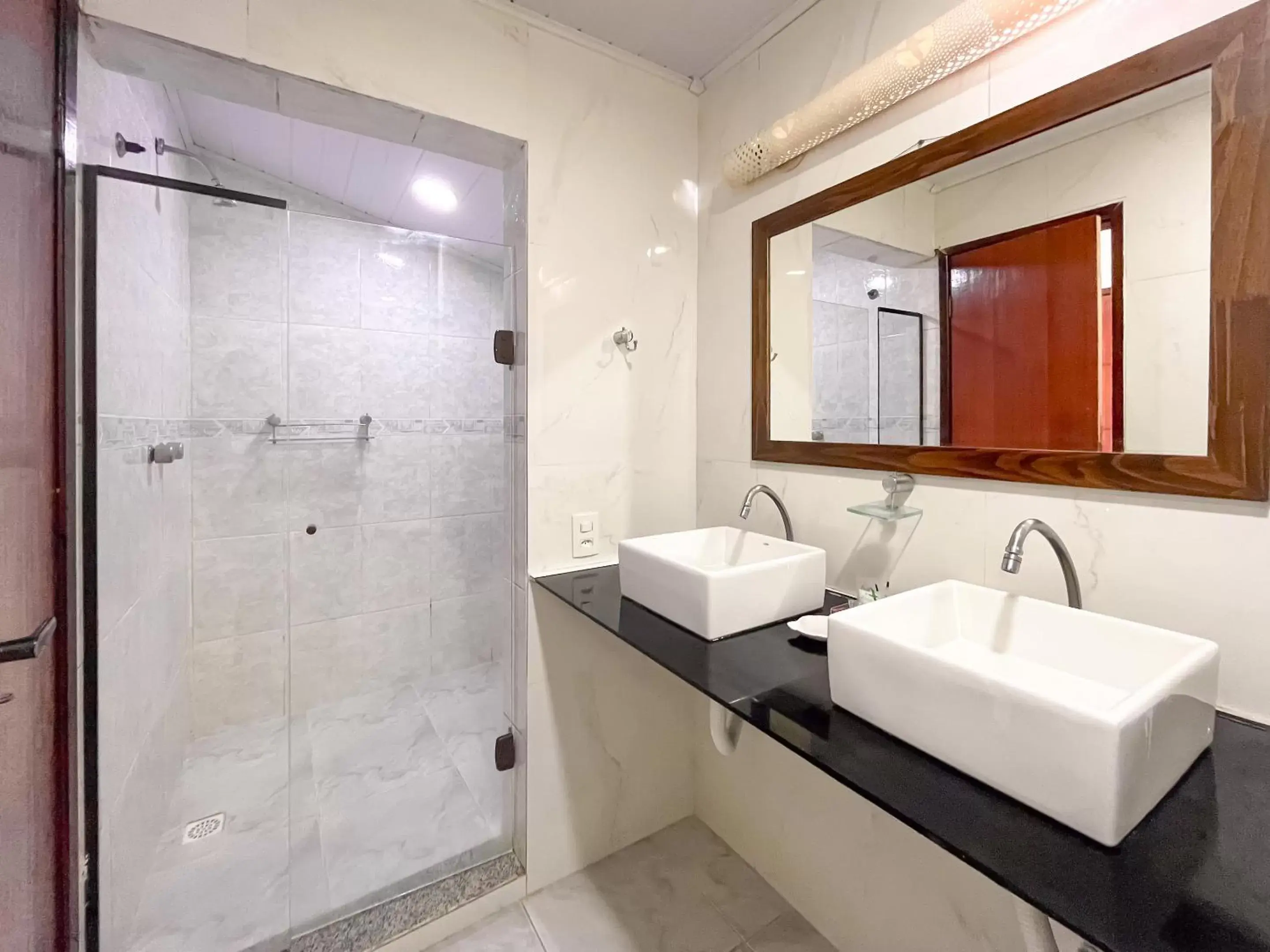 Shower, Bathroom in Pousada do Albatroz