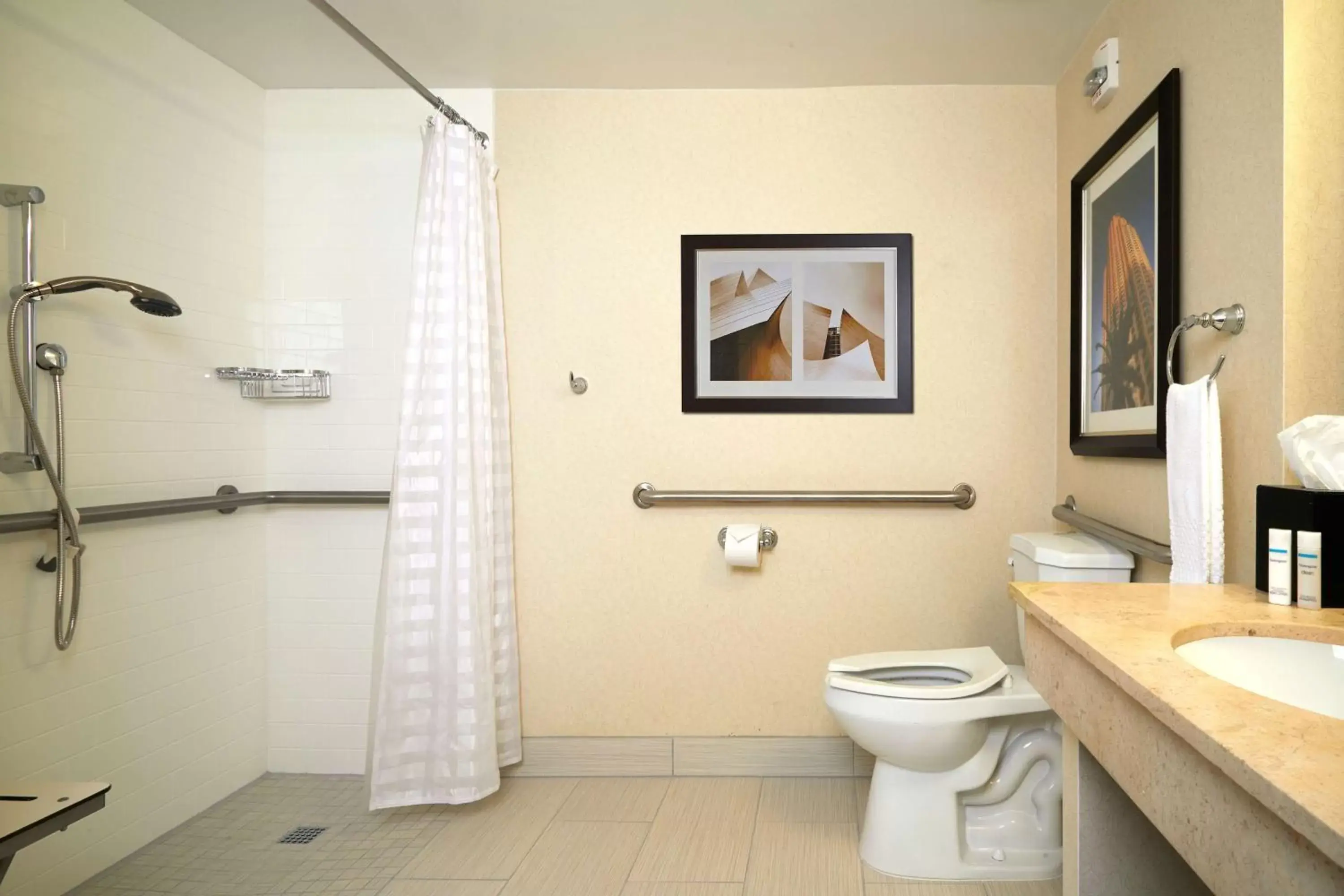 Bathroom in Embassy Suites Los Angeles - International Airport/North
