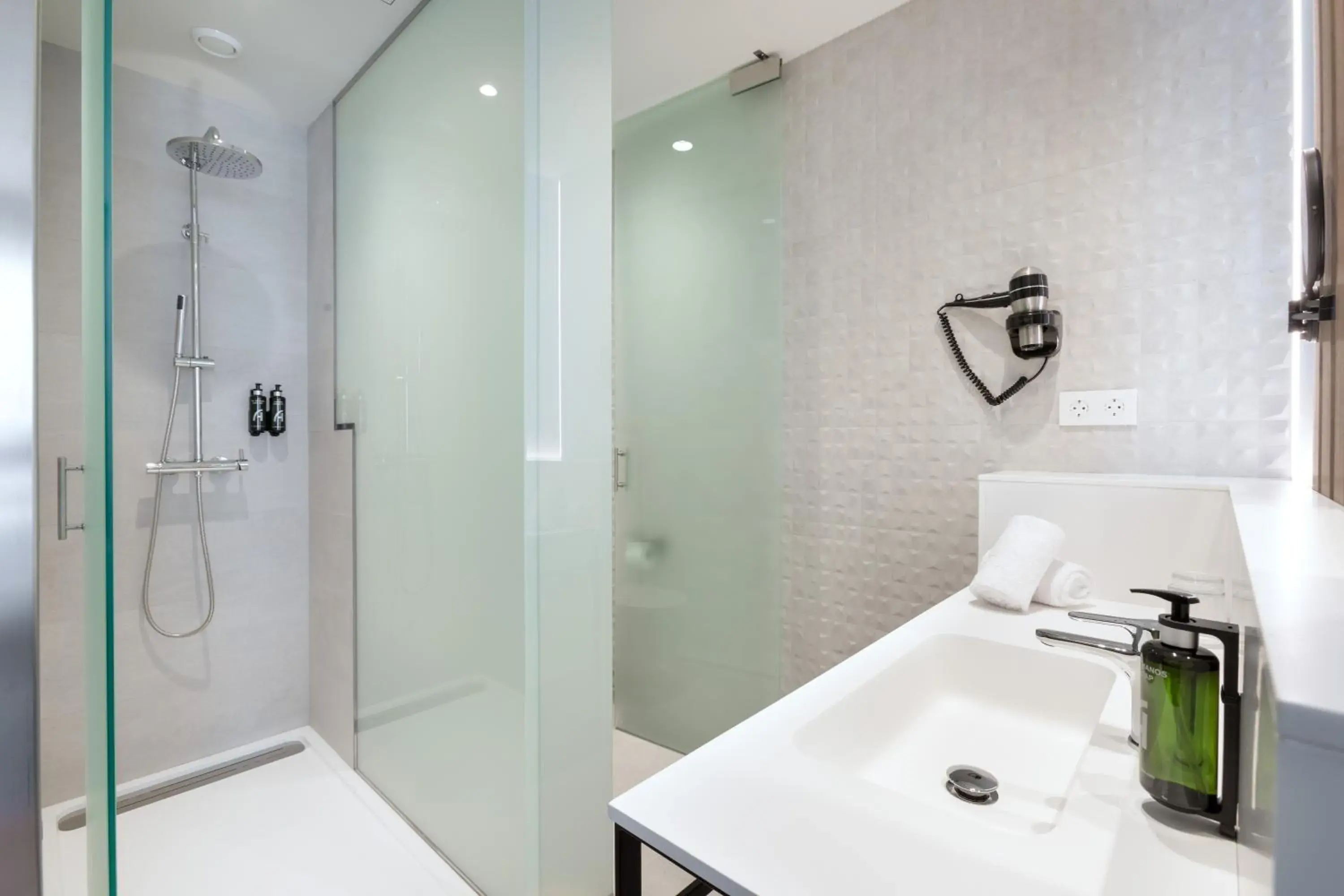 Shower, Bathroom in Alexandre Fira Congress