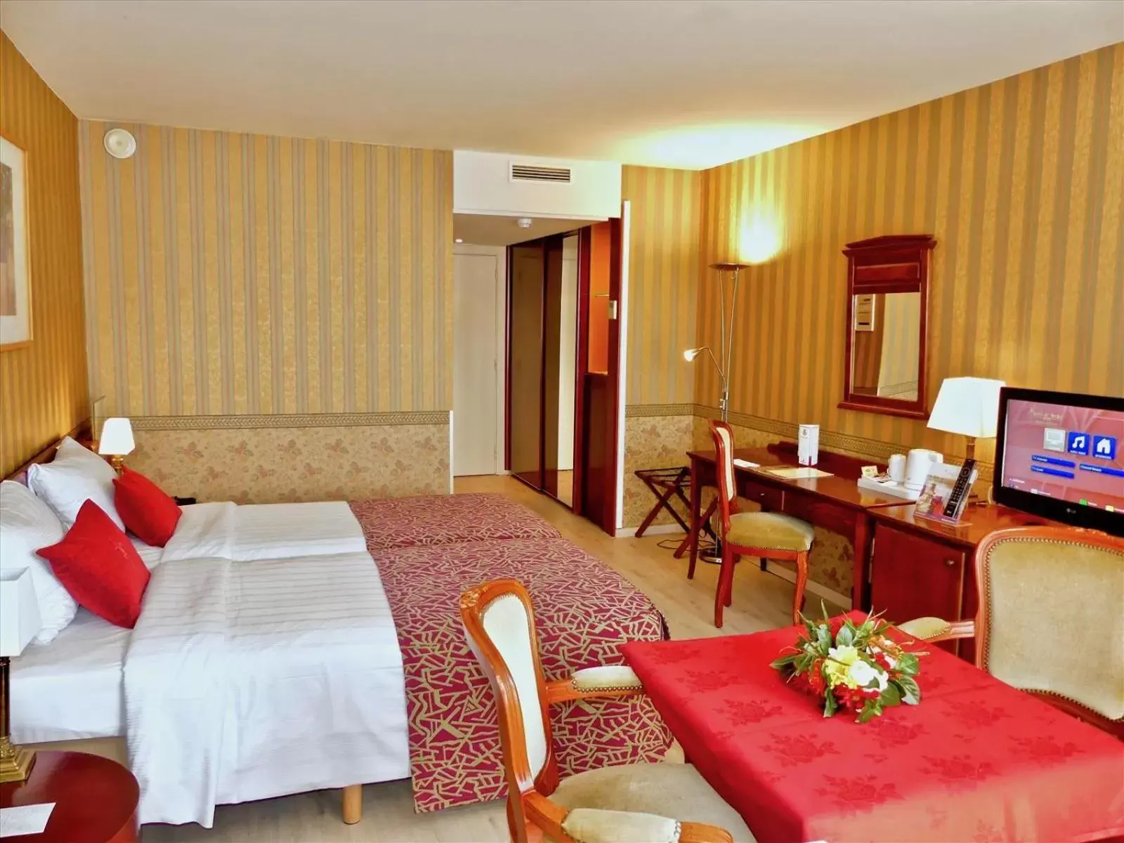 Photo of the whole room in Golden Tulip Hotel de’ Medici
