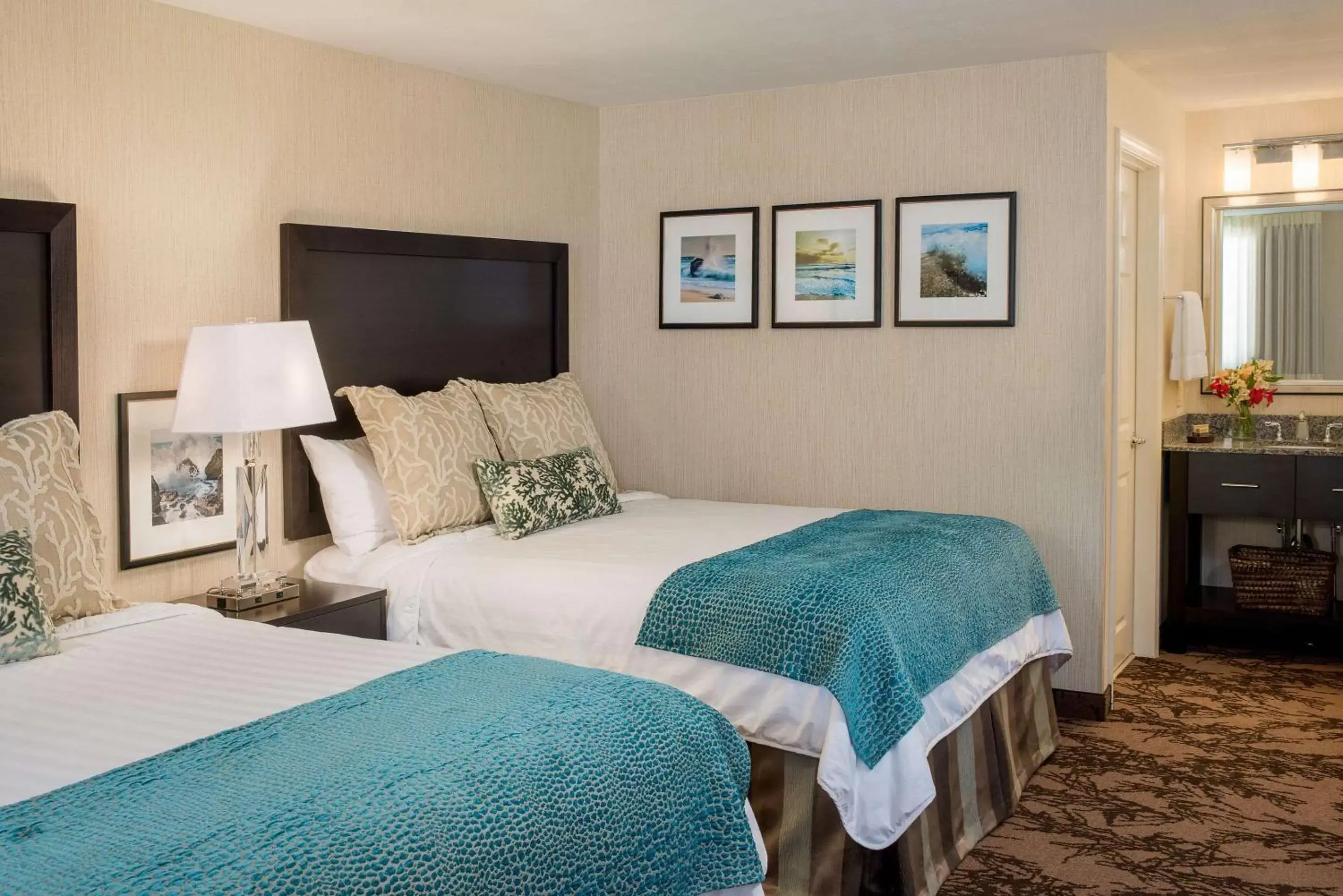 Photo of the whole room, Bed in Port Inn & Suites Kennebunk, Ascend Hotel Collection