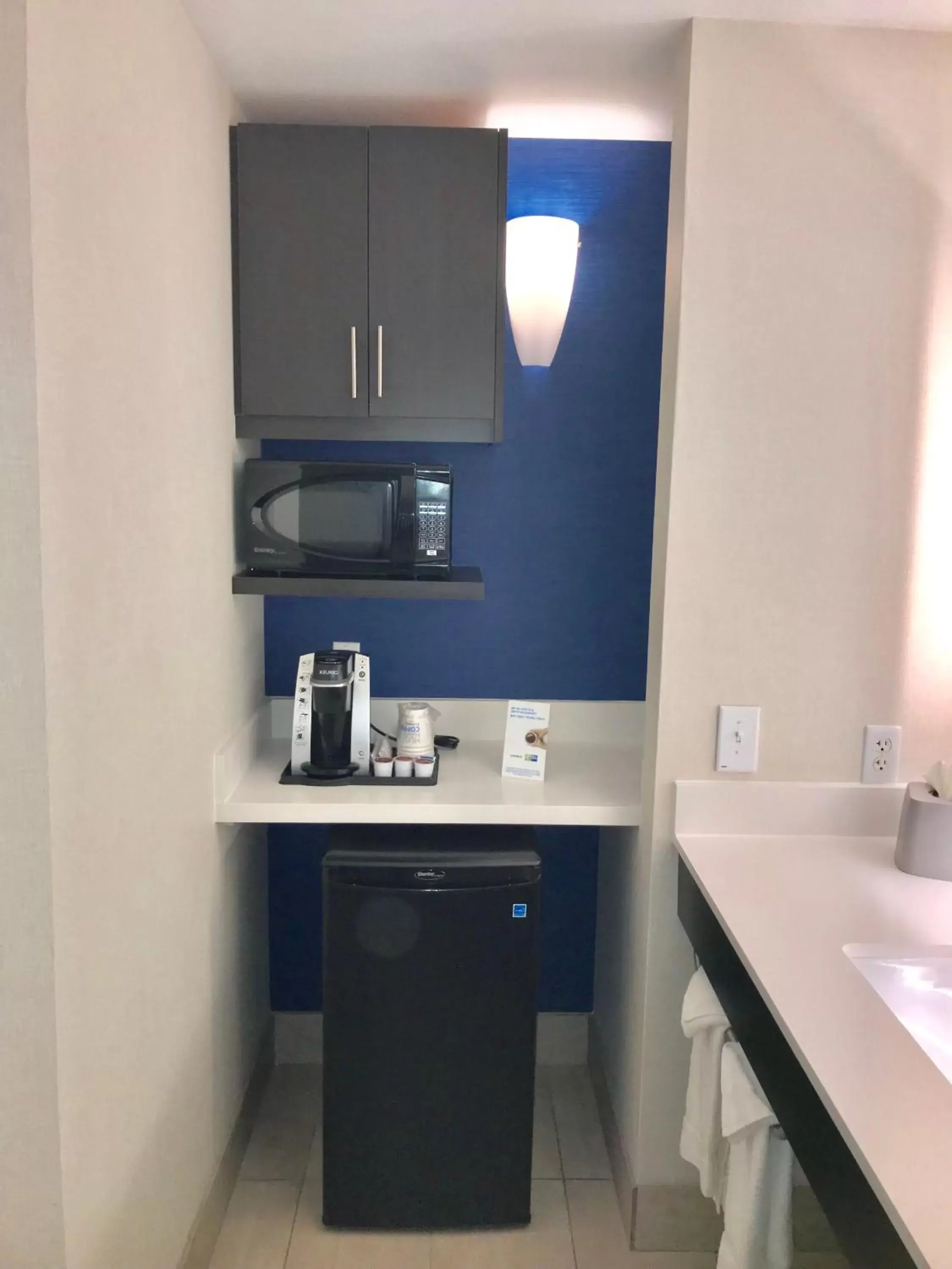 Photo of the whole room, Kitchen/Kitchenette in Holiday Inn Express & Suites Tracy, an IHG Hotel