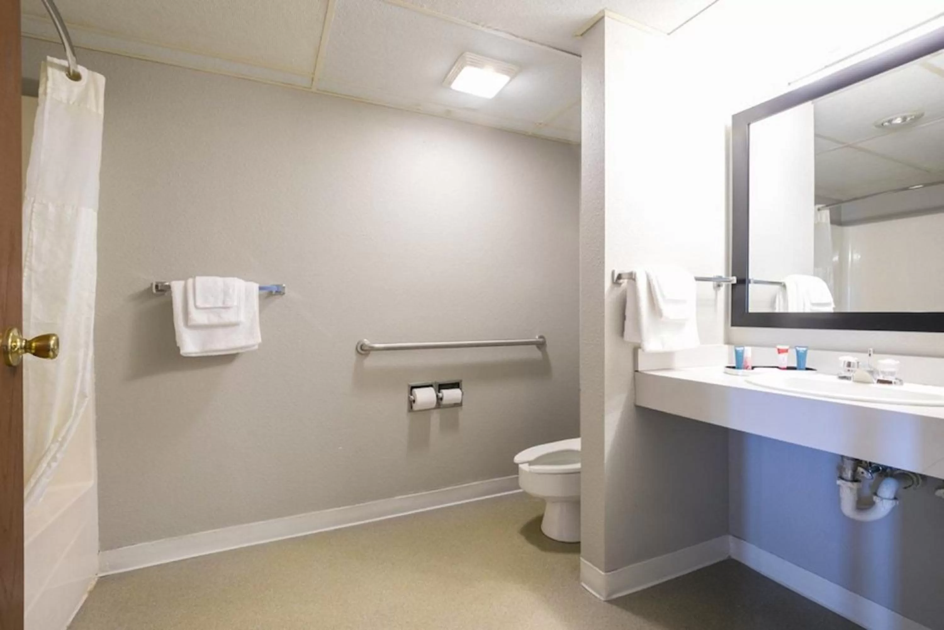 Bathroom in FairBridge Inn Express Monroe City