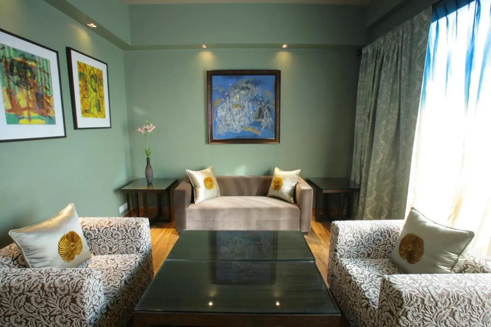 Seating area, Bed in juSTa Gurgaon