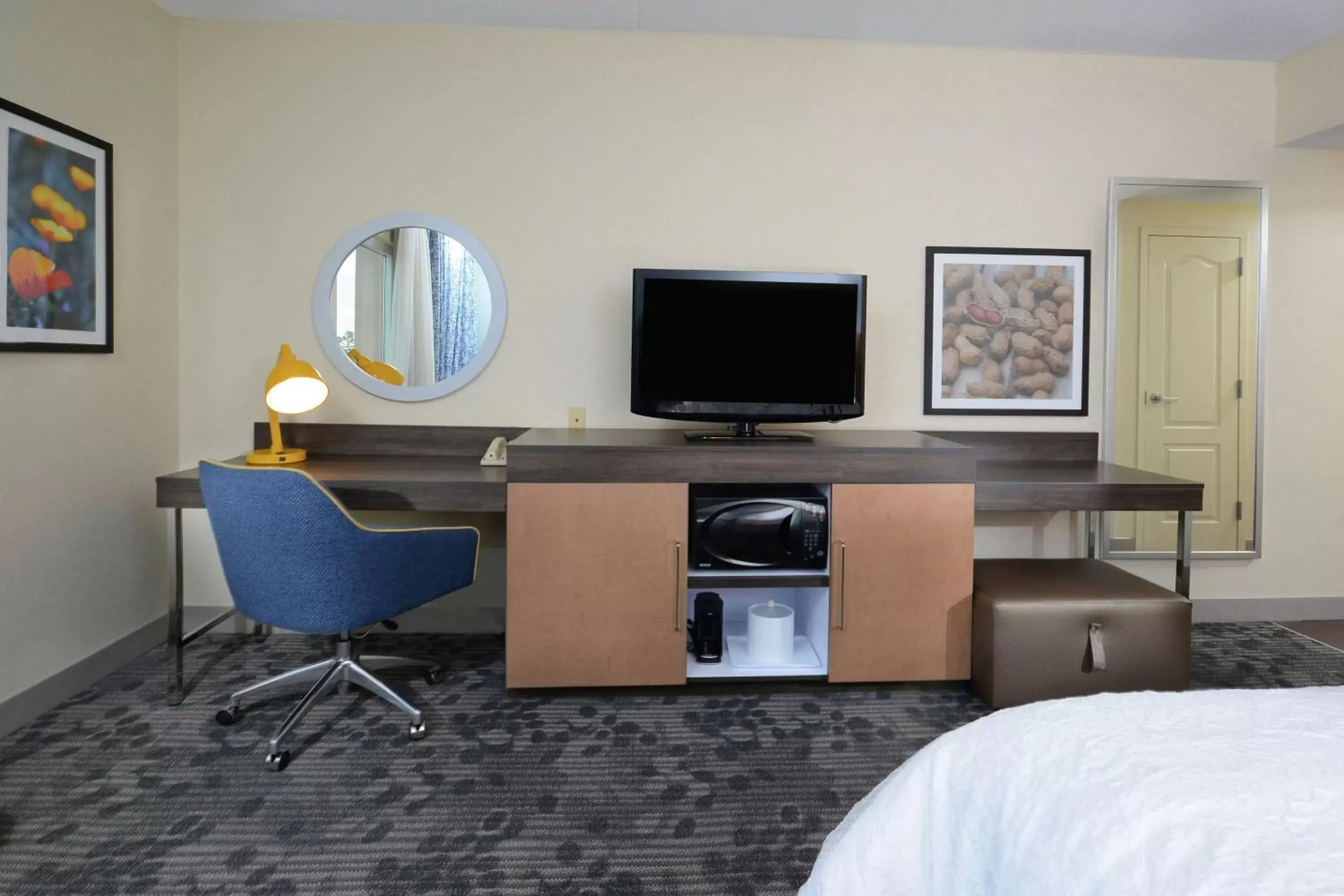 Bedroom, TV/Entertainment Center in Hampton Inn & Suites Clinton