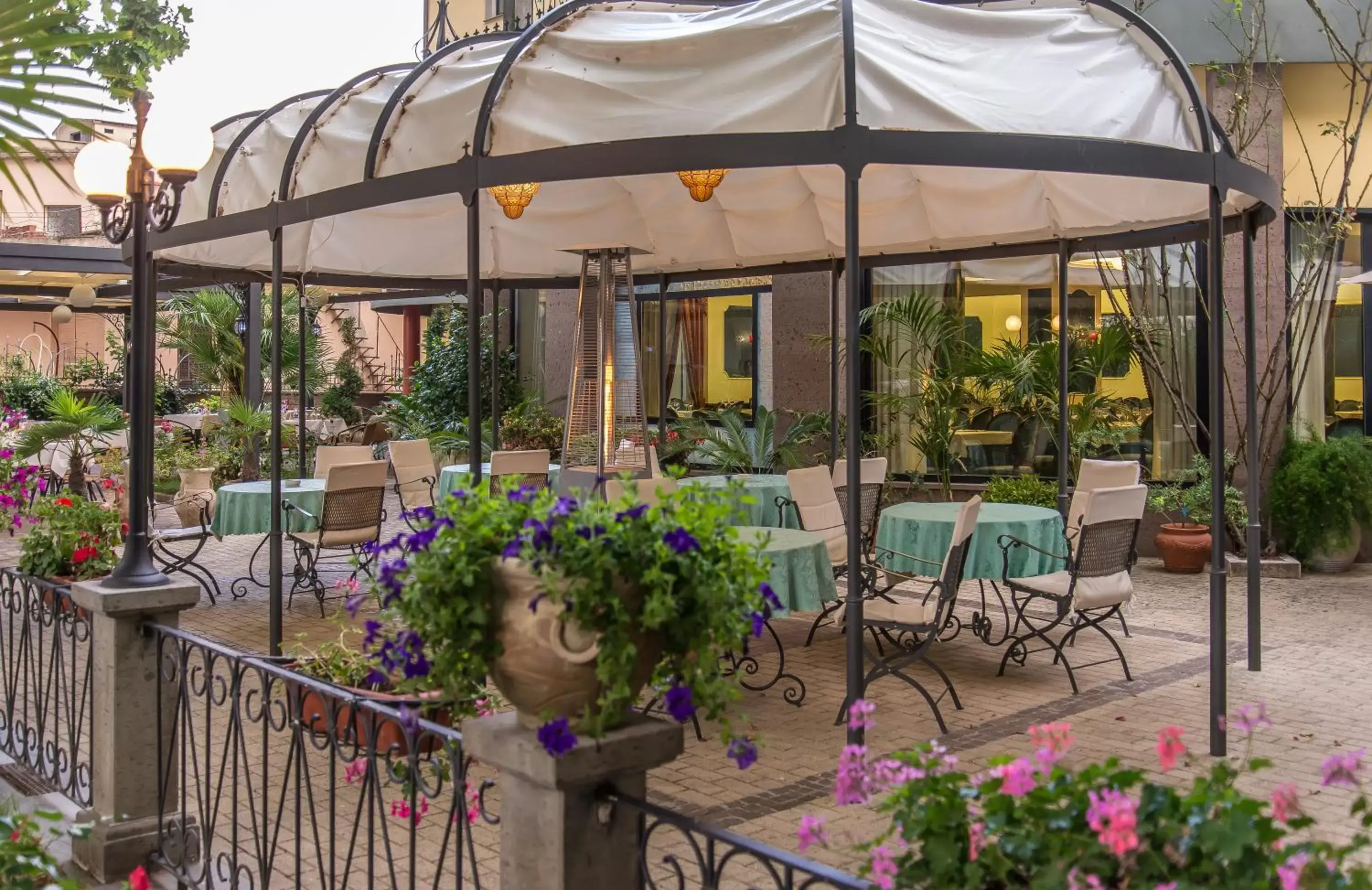 Patio in Hotel Columbus sul Lago