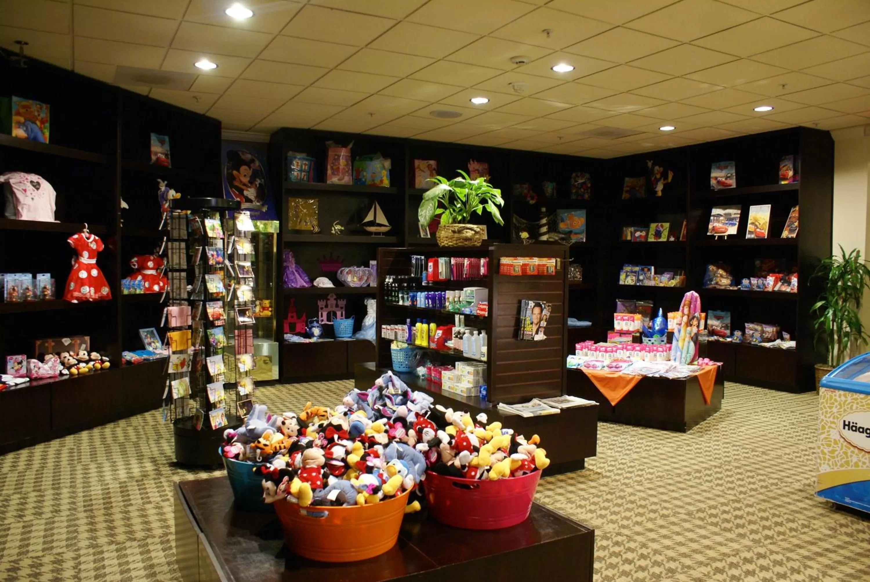 On-site shops in Anaheim Majestic Garden Hotel