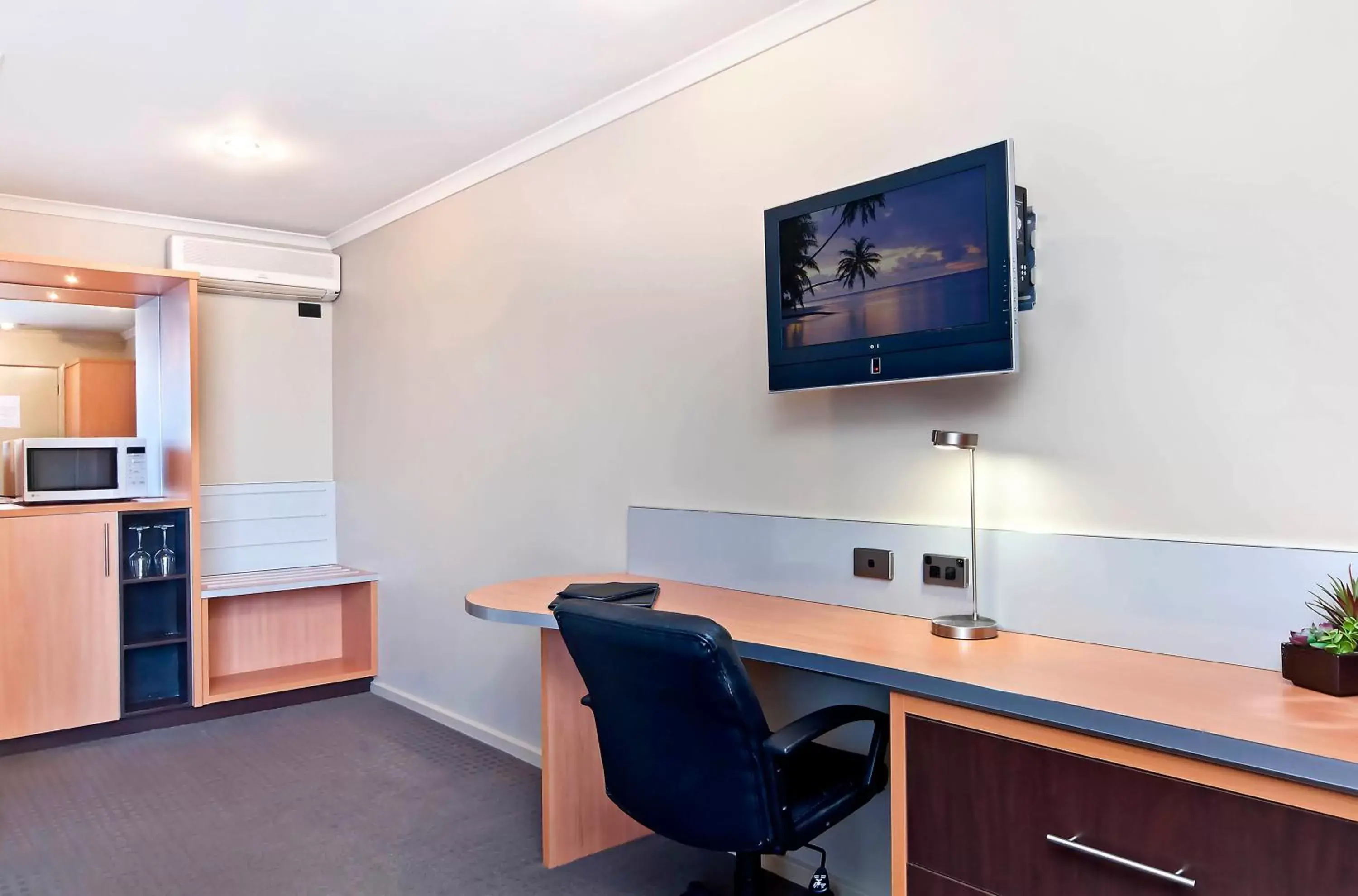 Seating area, TV/Entertainment Center in Comfort Inn on Raglan