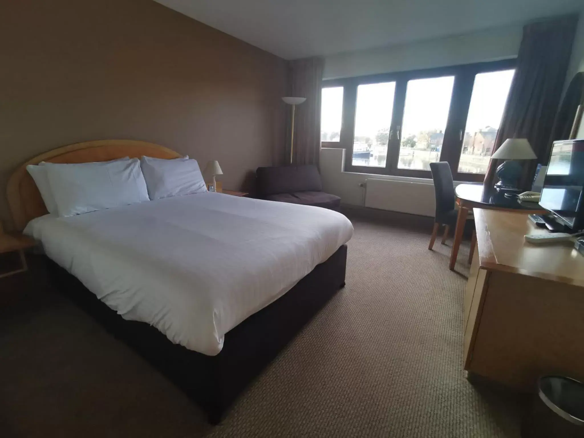 Property building, Bed in Copthorne Hotel Manchester Salford Quays