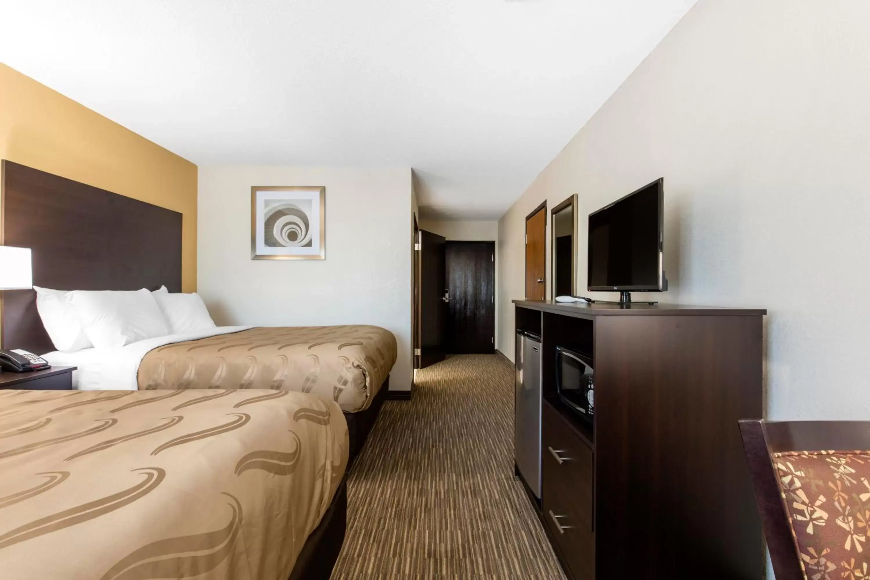 Food and drinks, Bed in Quality Inn & Suites Metropolis I-24