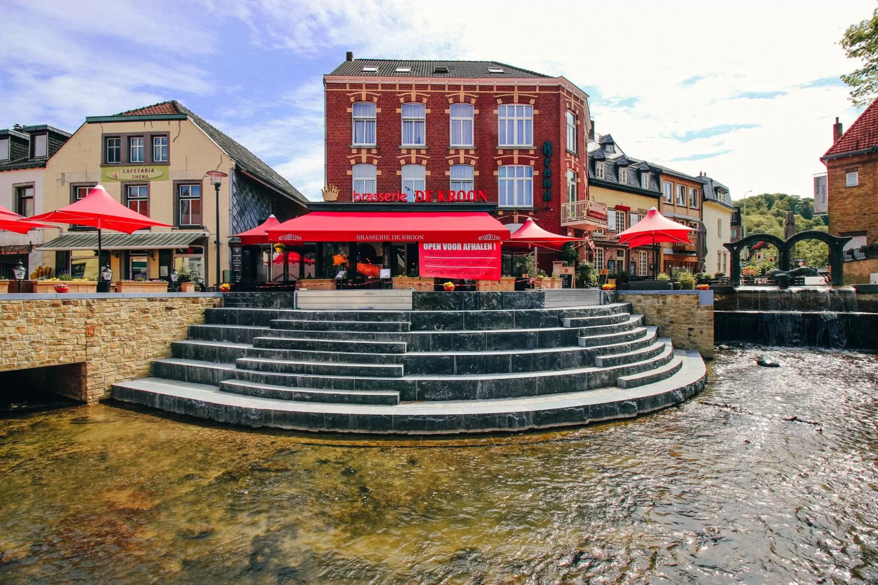 Property building in Hotel Brasserie de Kroon