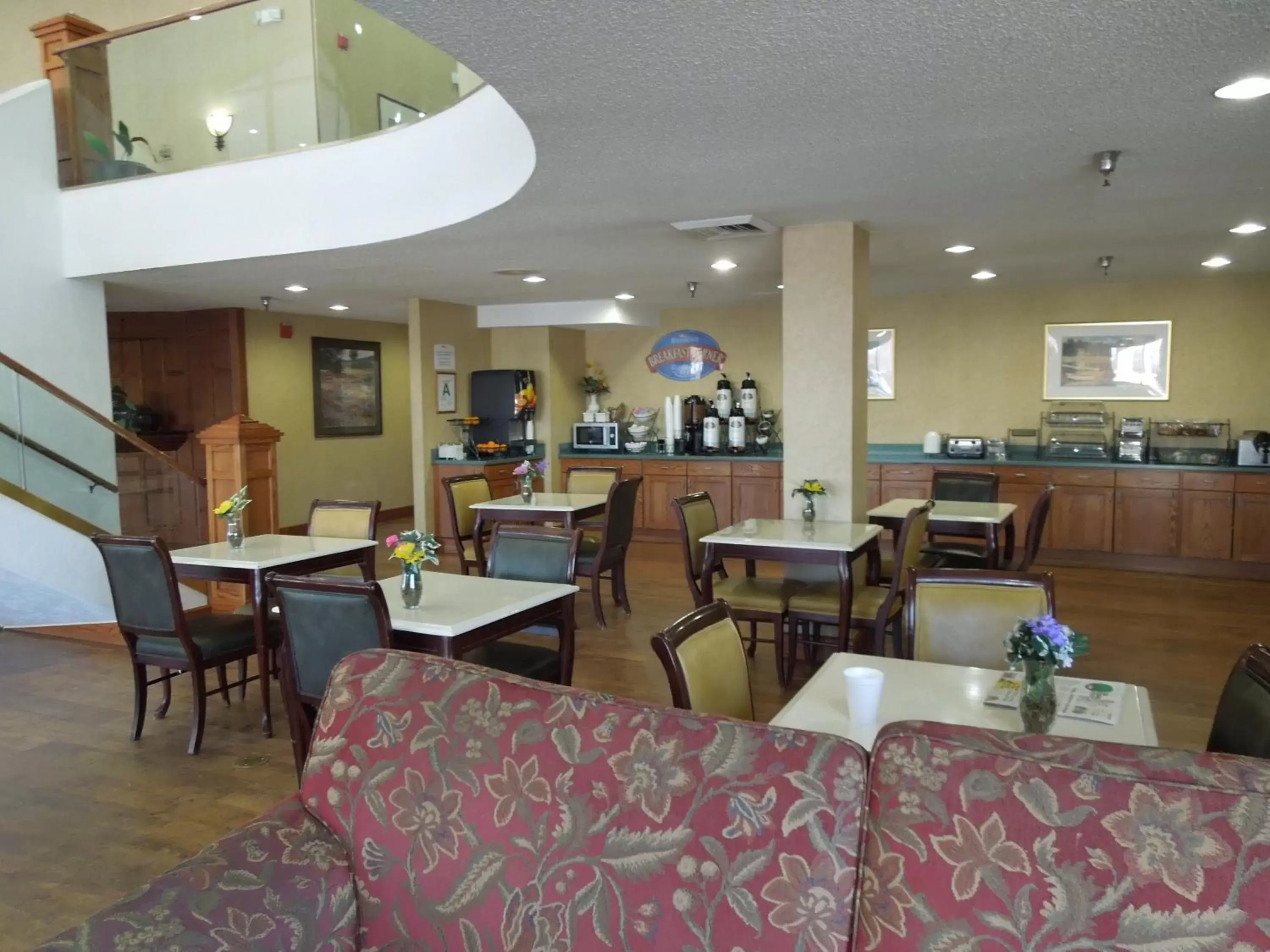 Restaurant/Places to Eat in Baymont by Wyndham Louisville Airport South