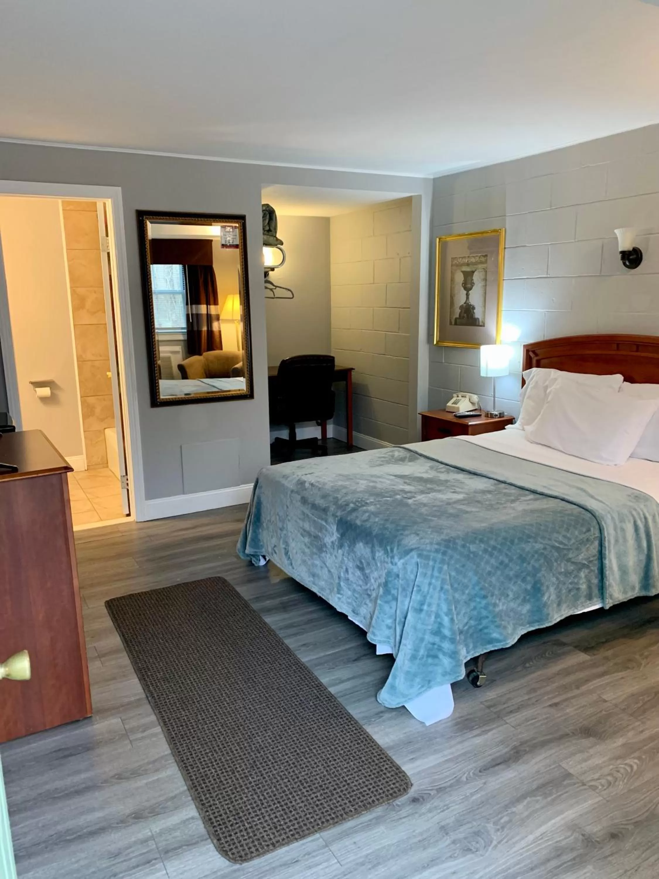 Bed in Hill Top Motel