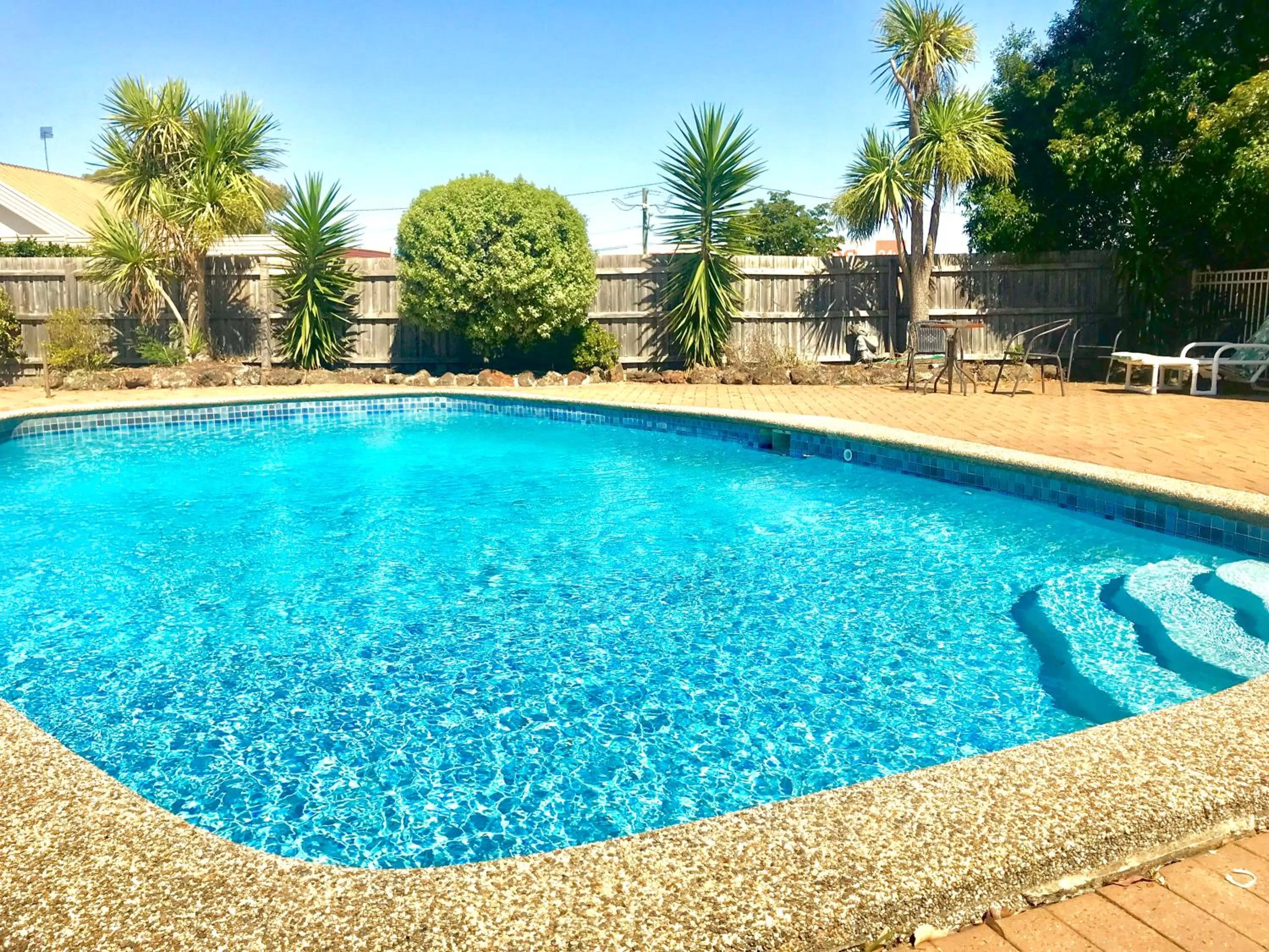 Swimming pool in Burwood East Motel