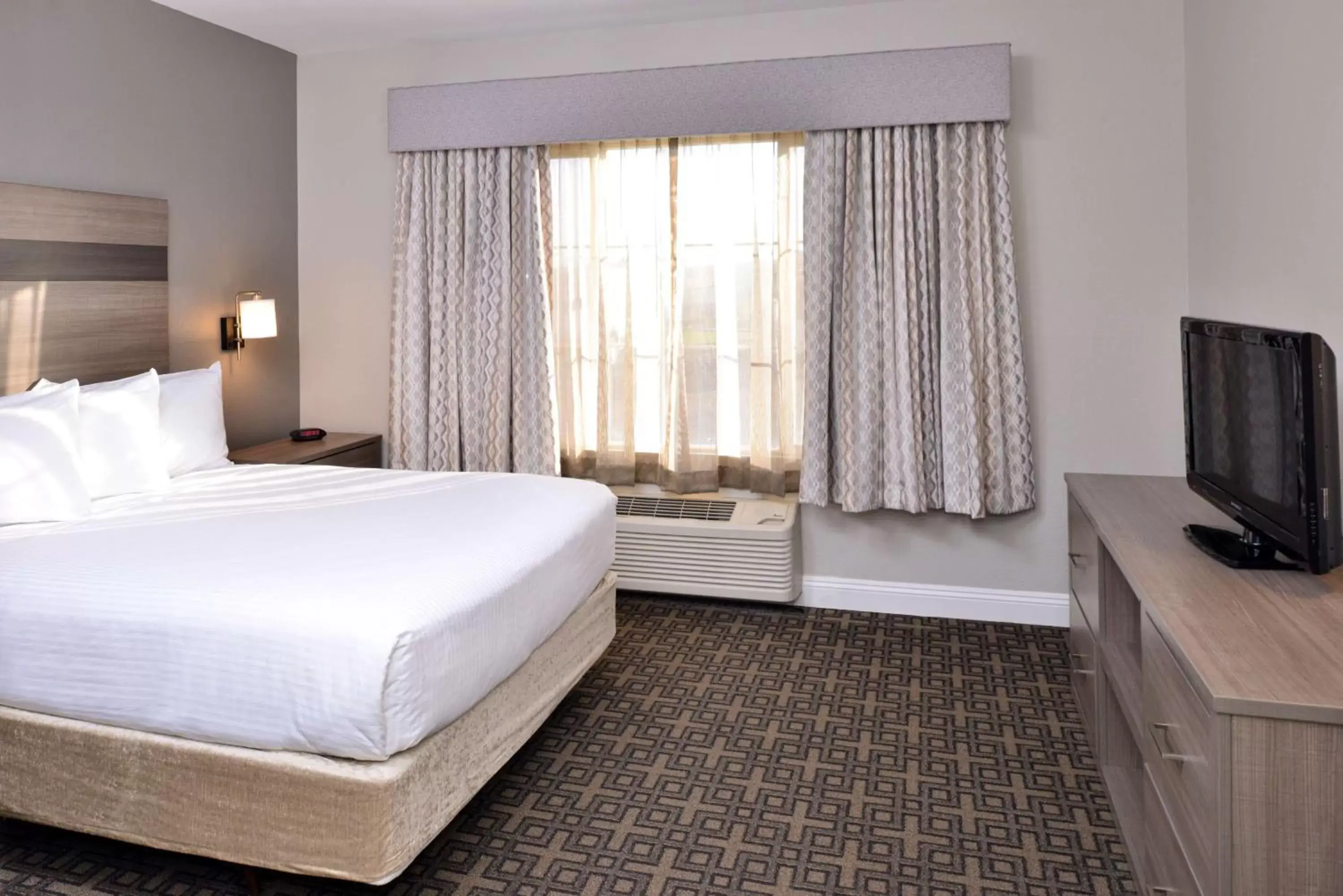 Photo of the whole room, Bed in Best Western Kettleman City Inn & Suites