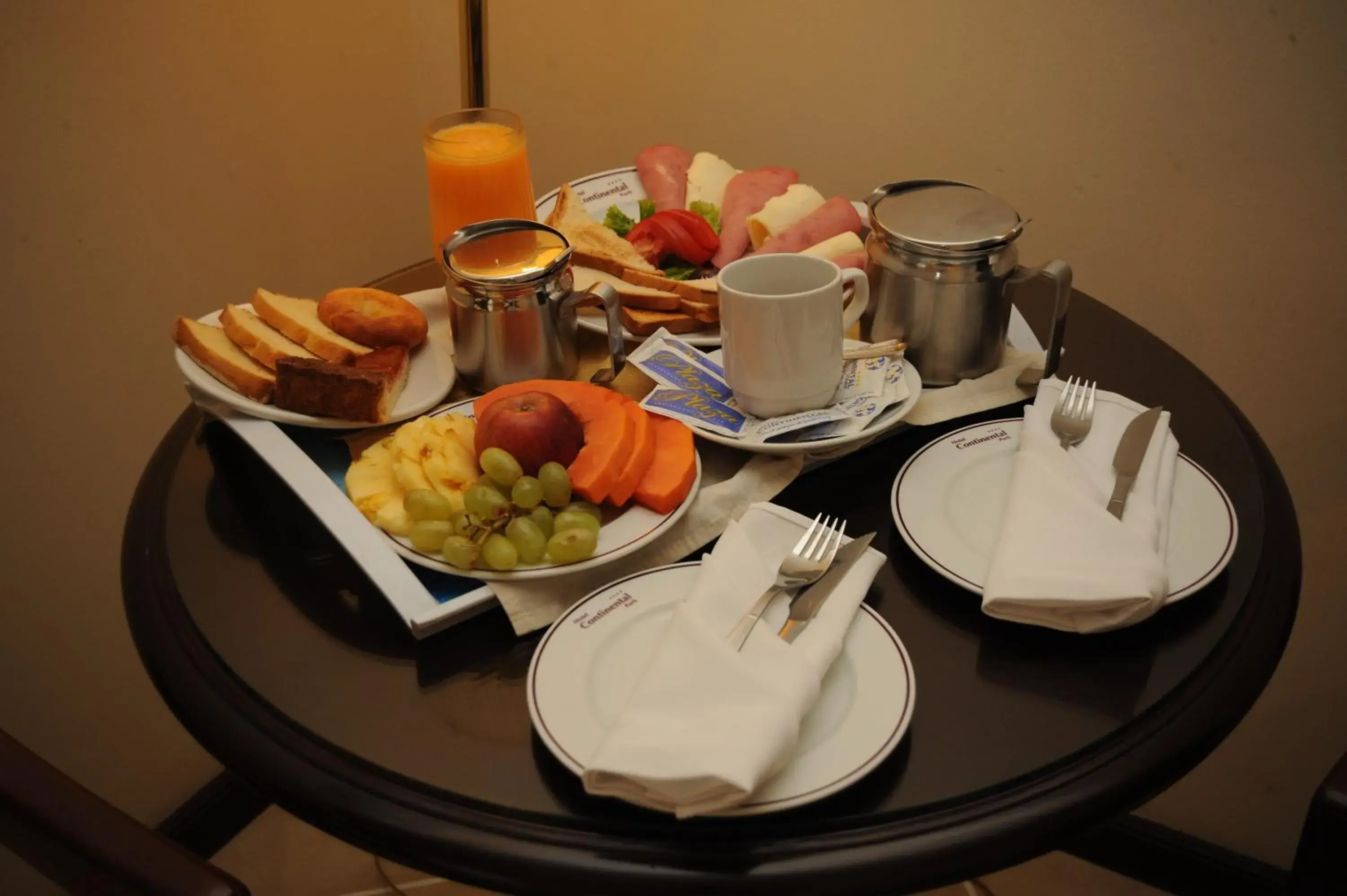 Breakfast in Hotel Continental Park
