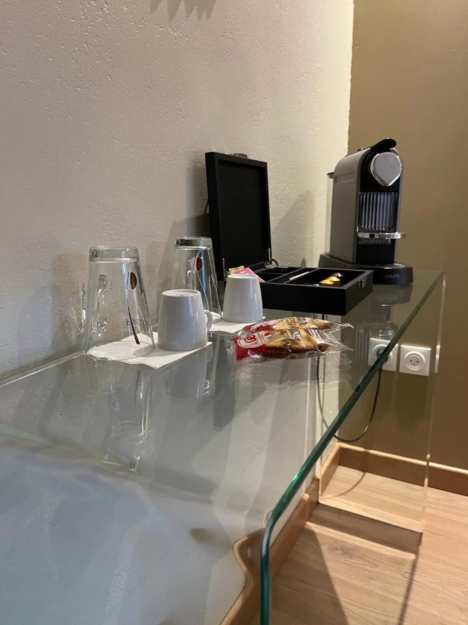 Coffee/tea facilities in Hôtel le Welcome