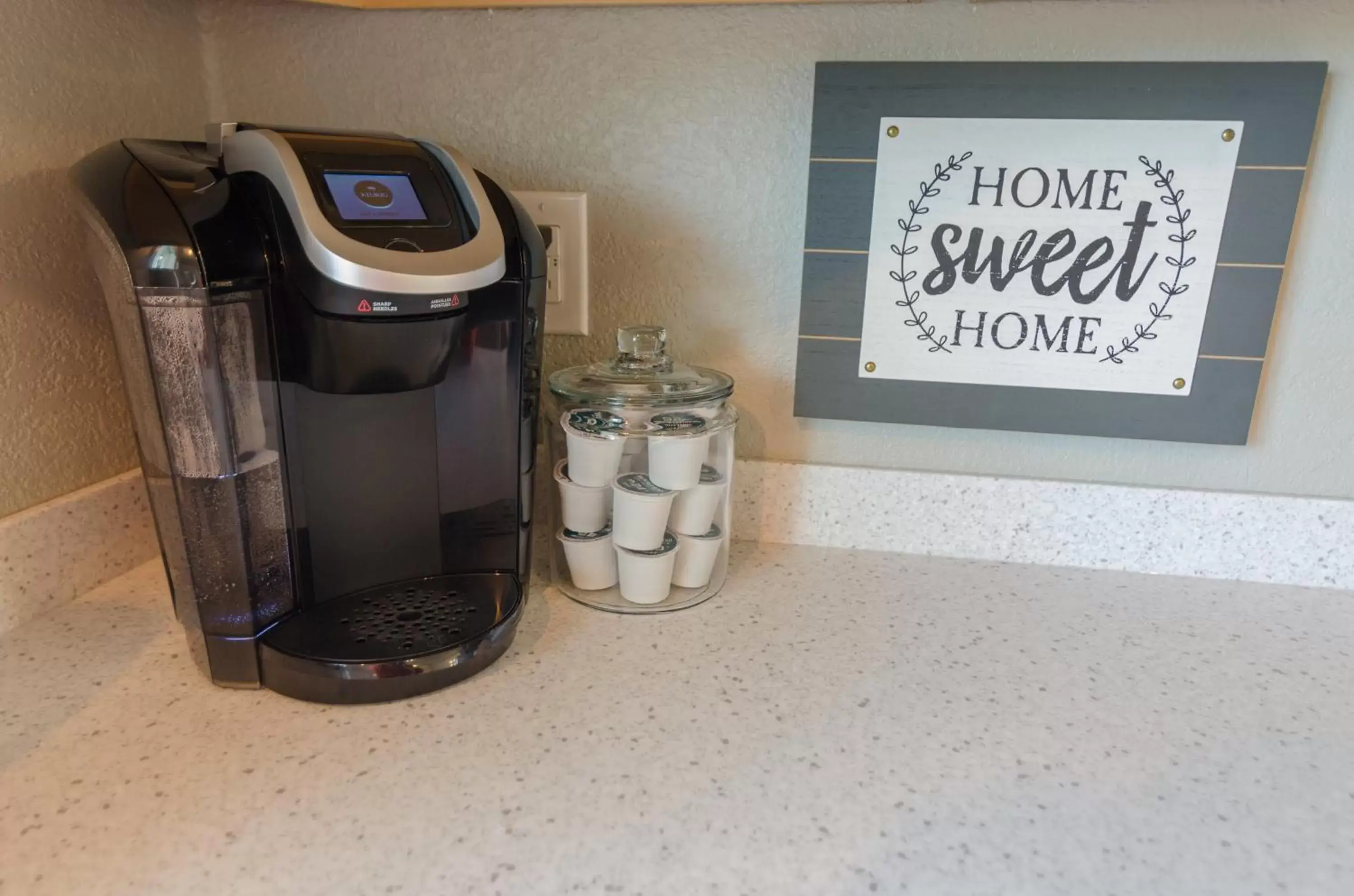 Coffee/tea facilities in Colony Suites