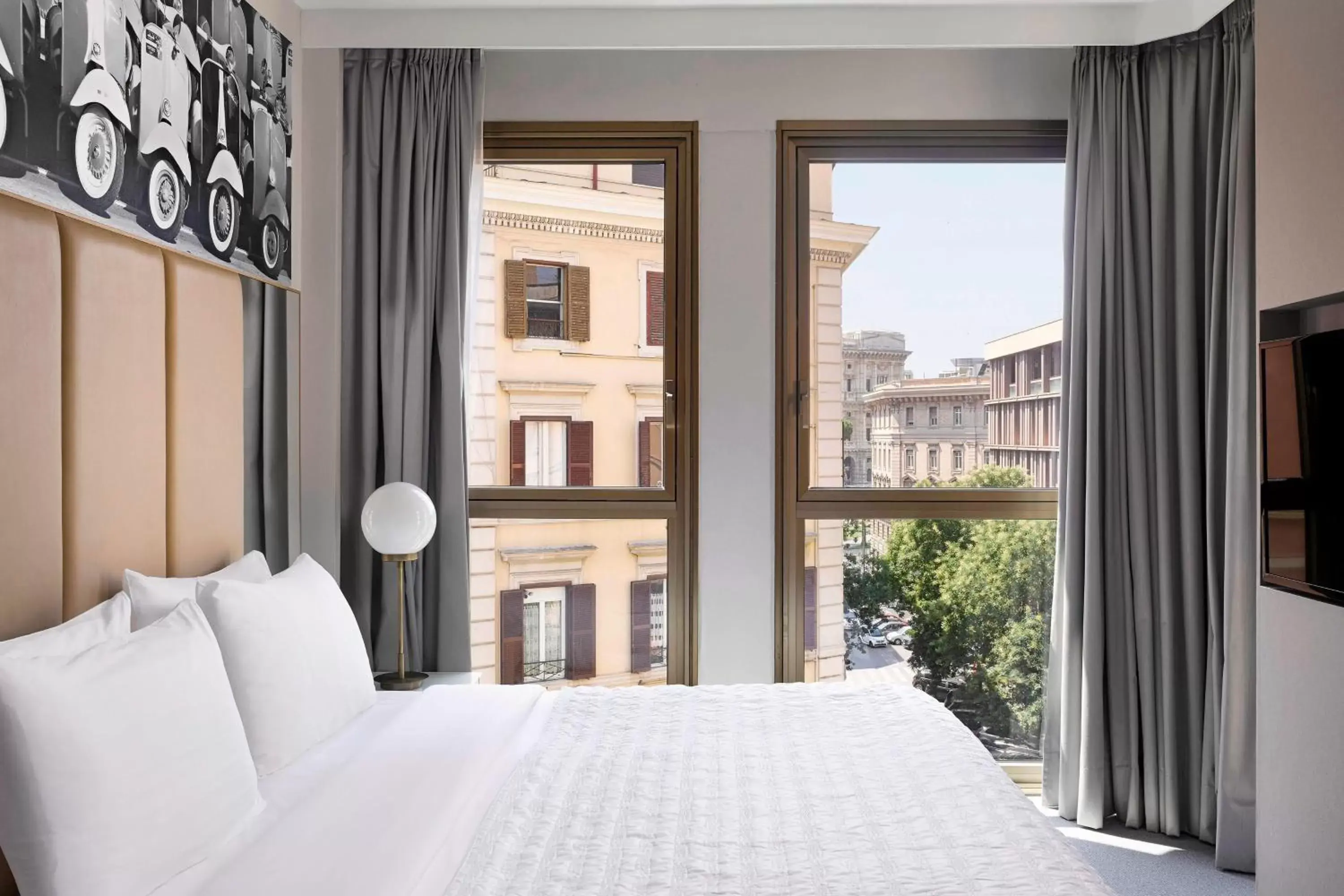 Photo of the whole room, Bed in Le Meridien Visconti Rome