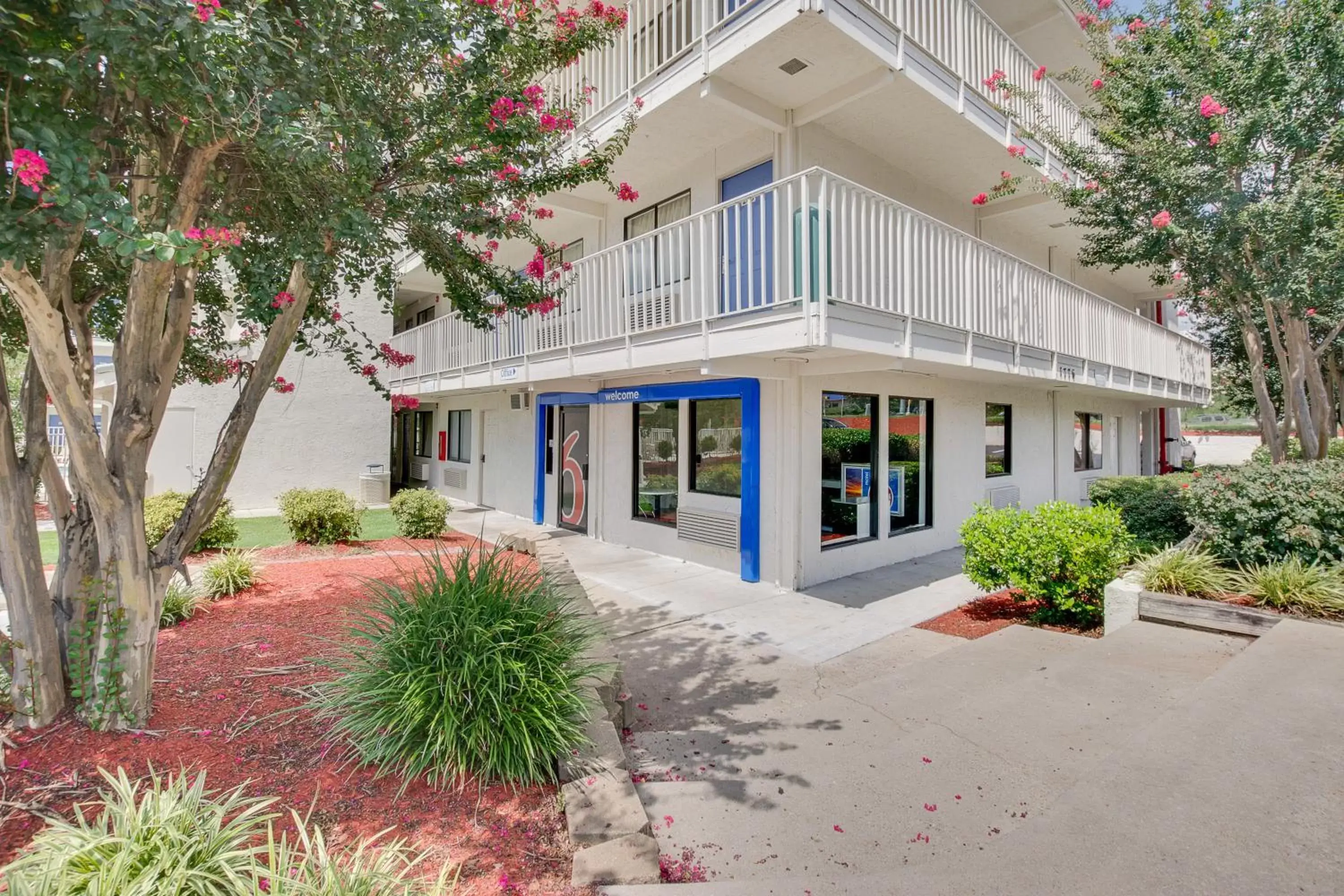 Facade/entrance, Patio/Outdoor Area in Motel 6-Columbus, OH - West