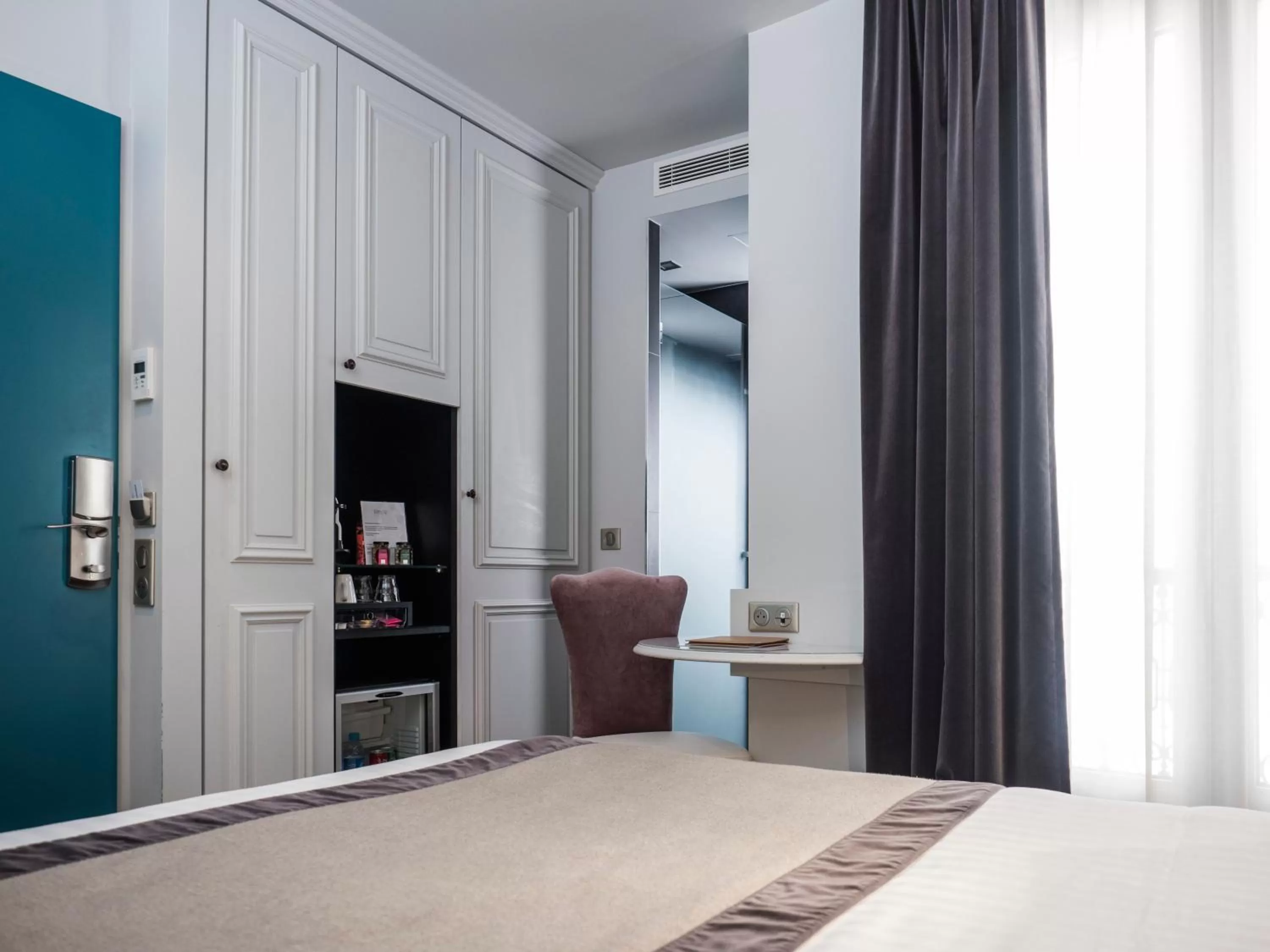 Shower, Bed in Hotel Taylor