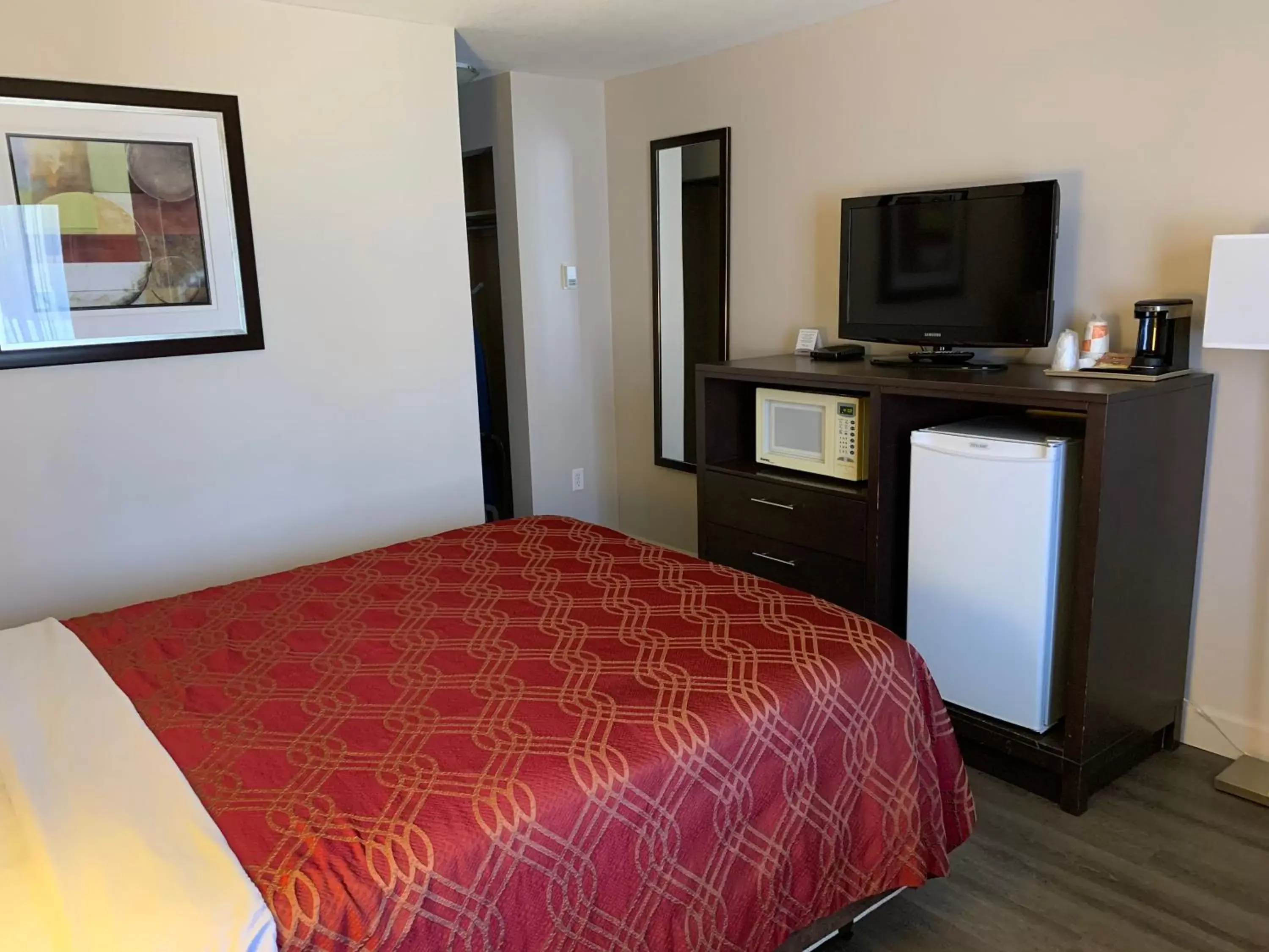 Bed in Econo Lodge Inn and Suites Lethbridge