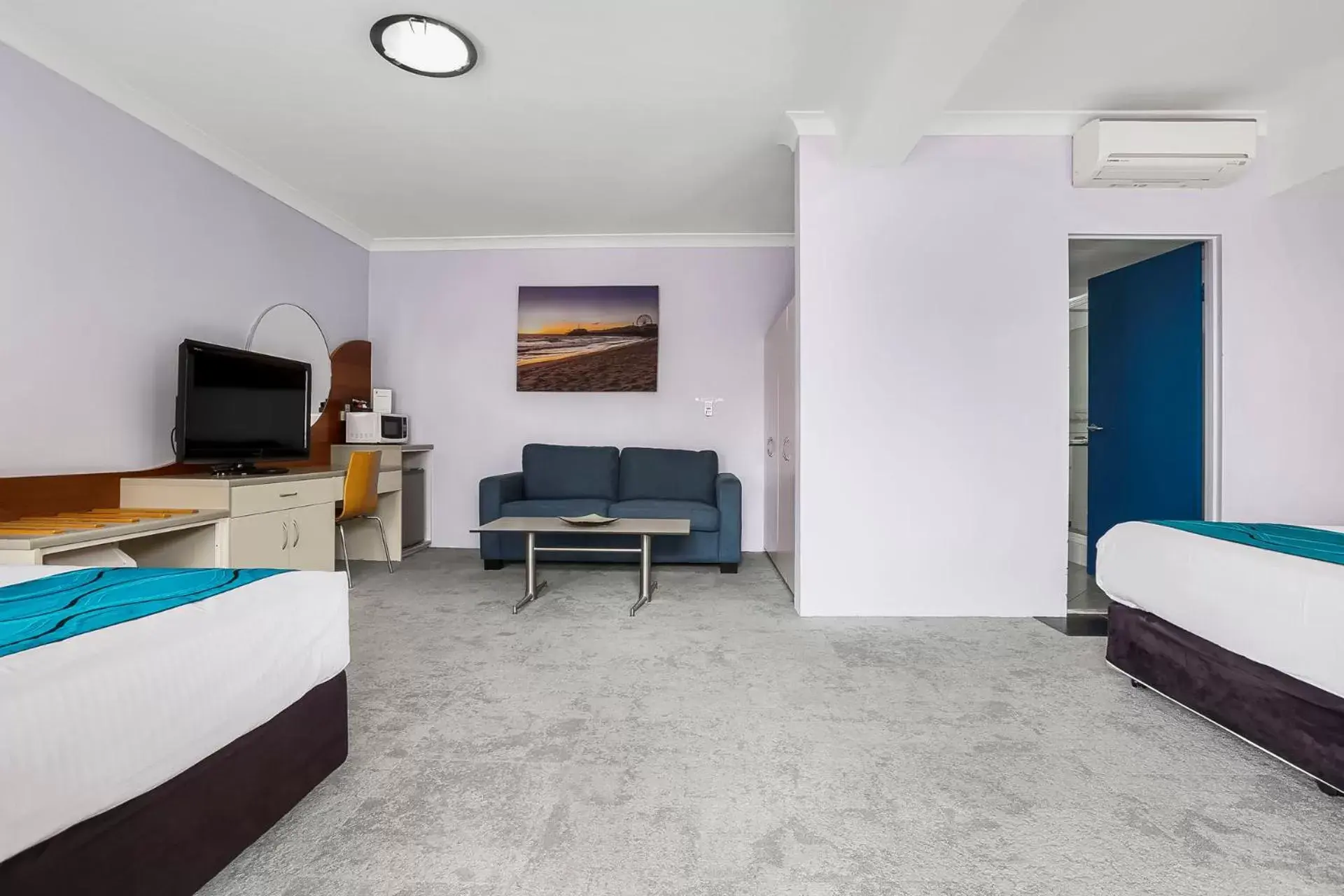 Photo of the whole room, Seating Area in Shellharbour Village Motel