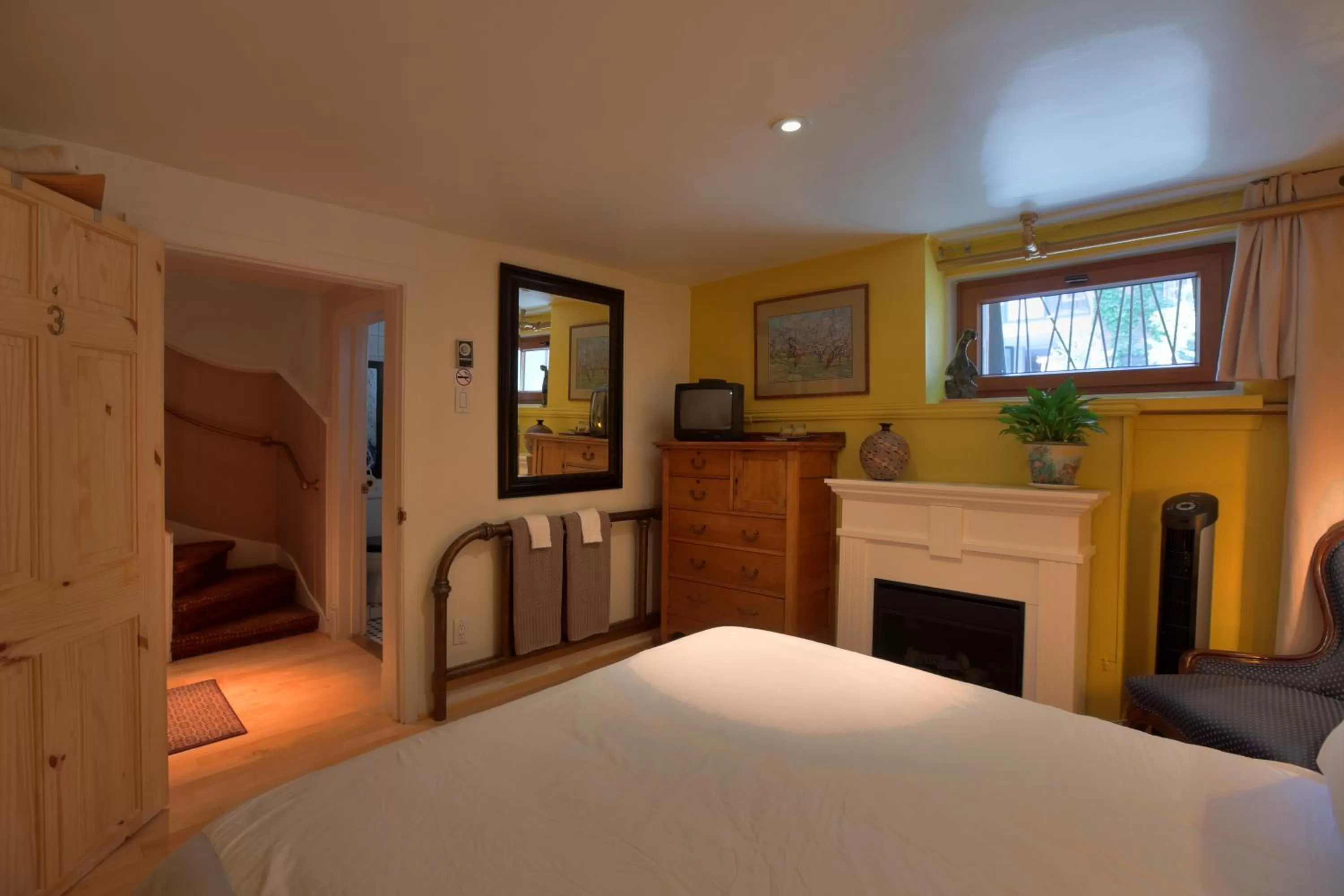 Bedroom, TV/Entertainment Center in La Loggia Art B&B