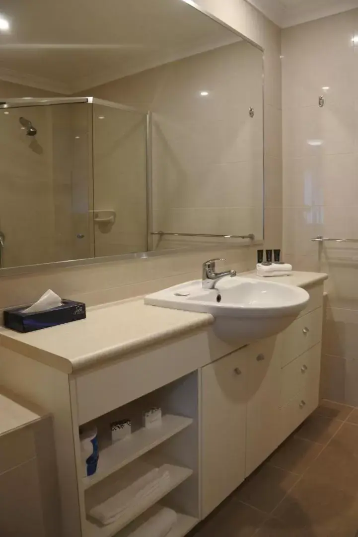Bathroom in Bunbury Hotel Koombana Bay