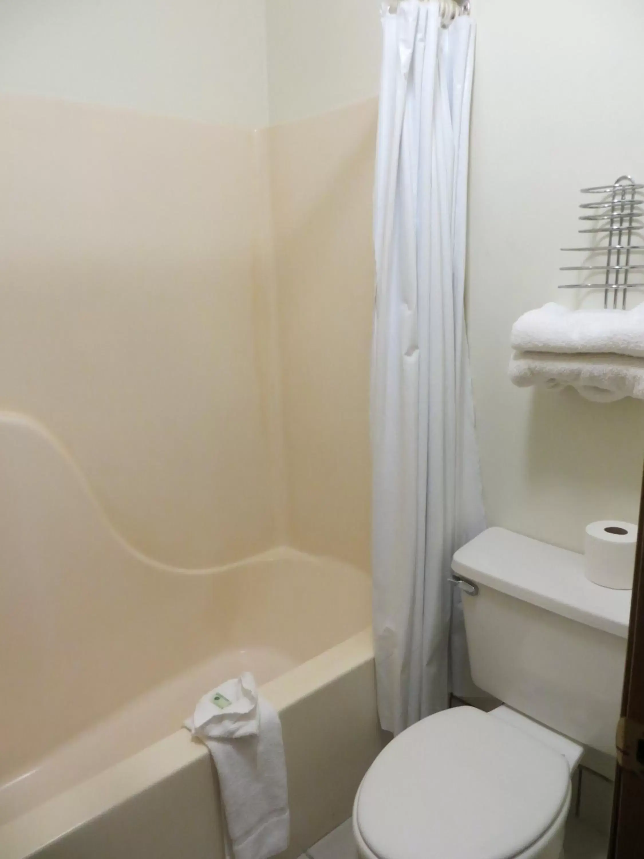 Bathroom in Baymont by Wyndham Wellington Bathroom in Baymont by Wyndham Wellington