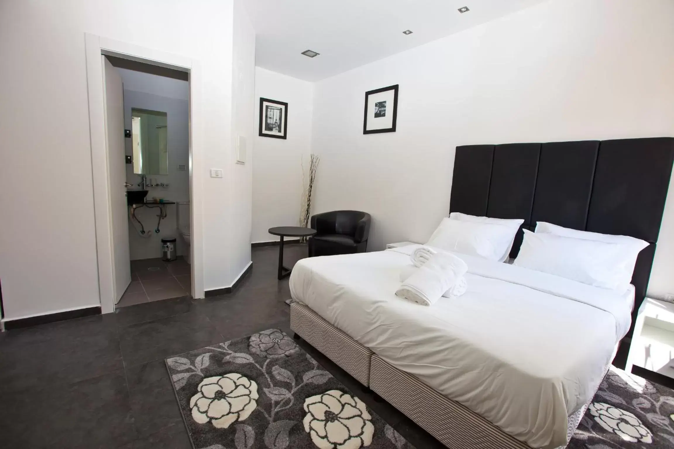 Photo of the whole room, Bed in Geula Suites BY RAPHAEL HOTELS Photo of the whole room, Bed in Geula Suites BY RAPHAEL HOTELS