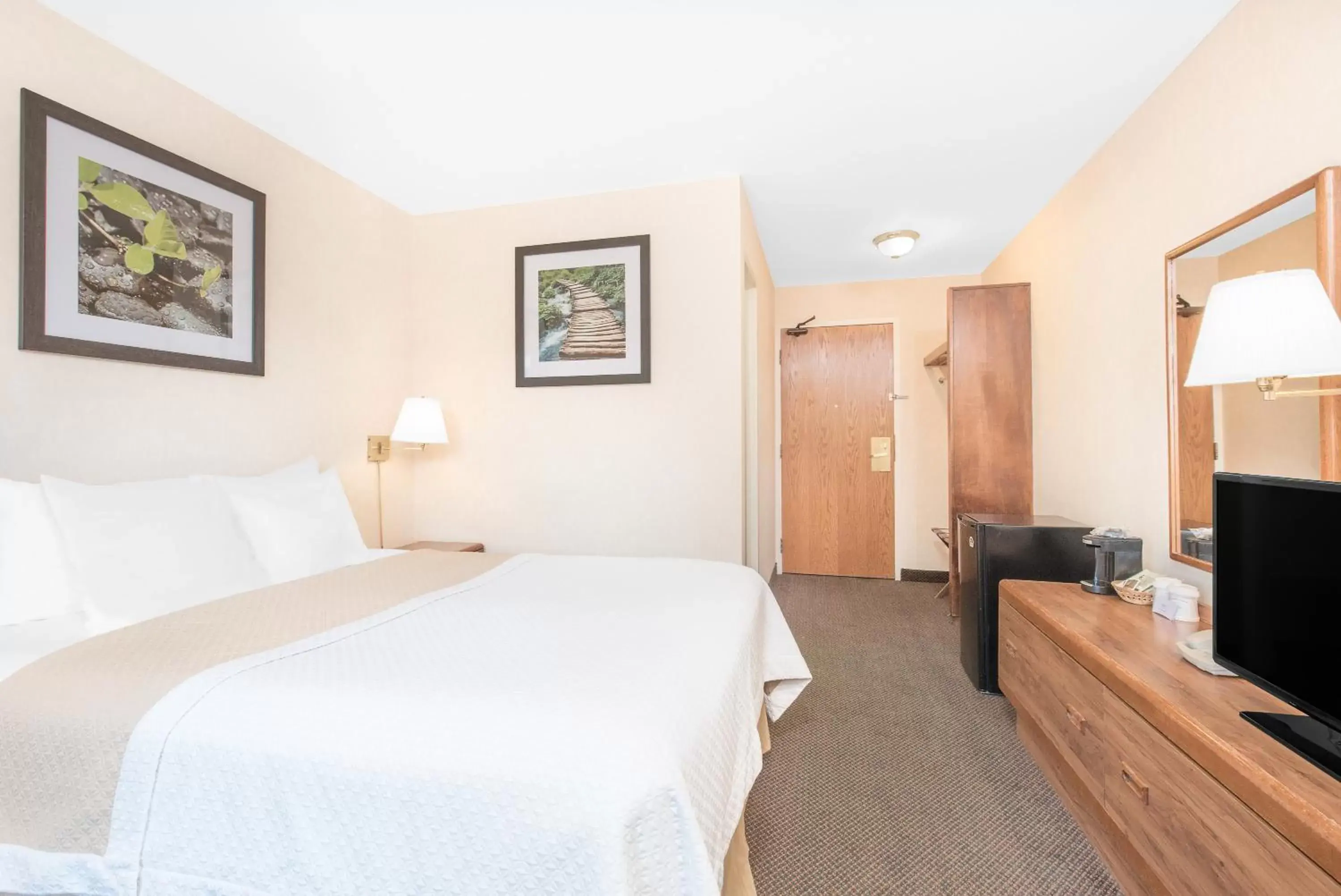 Photo of the whole room, Bed in Days Inn by Wyndham West Rapid City