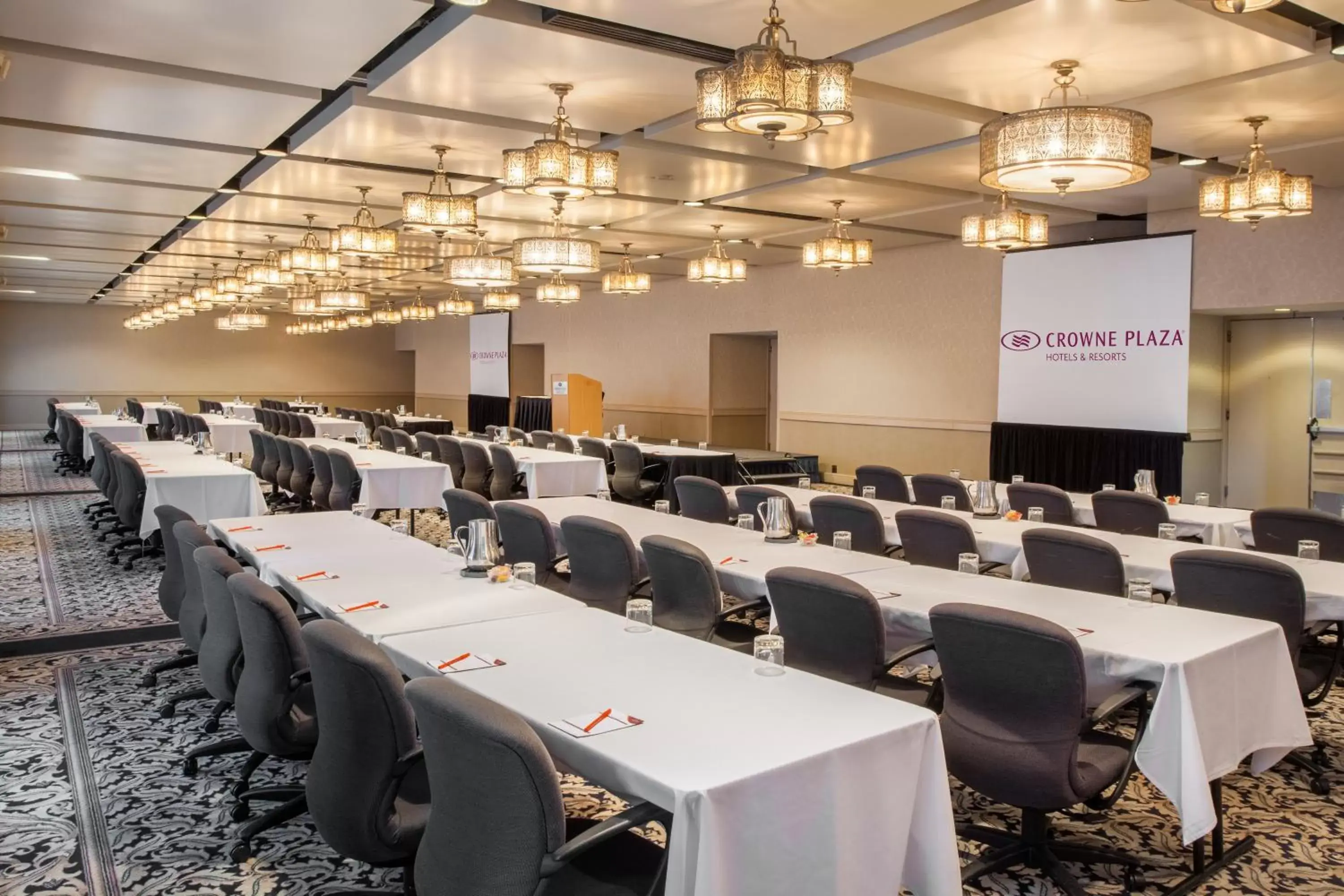 Banquet/Function facilities in Crowne Plaza Minneapolis West, an IHG Hotel