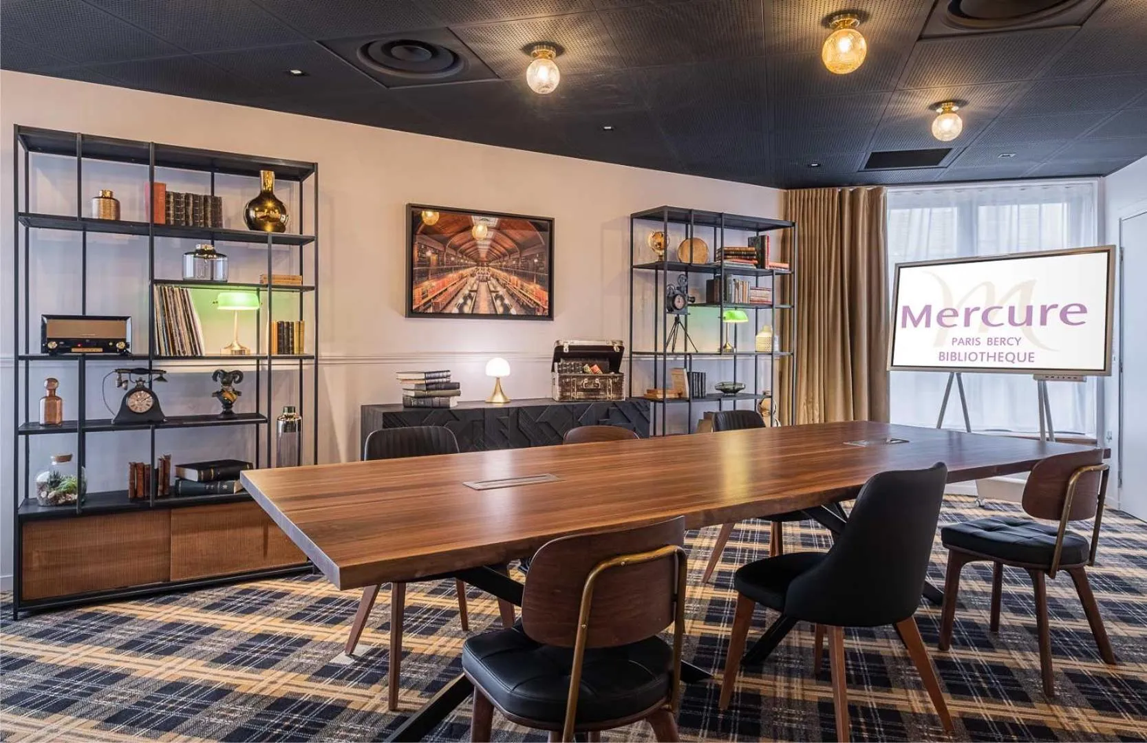 Communal lounge/ TV room in Mercure Paris Bercy Bibliothèque