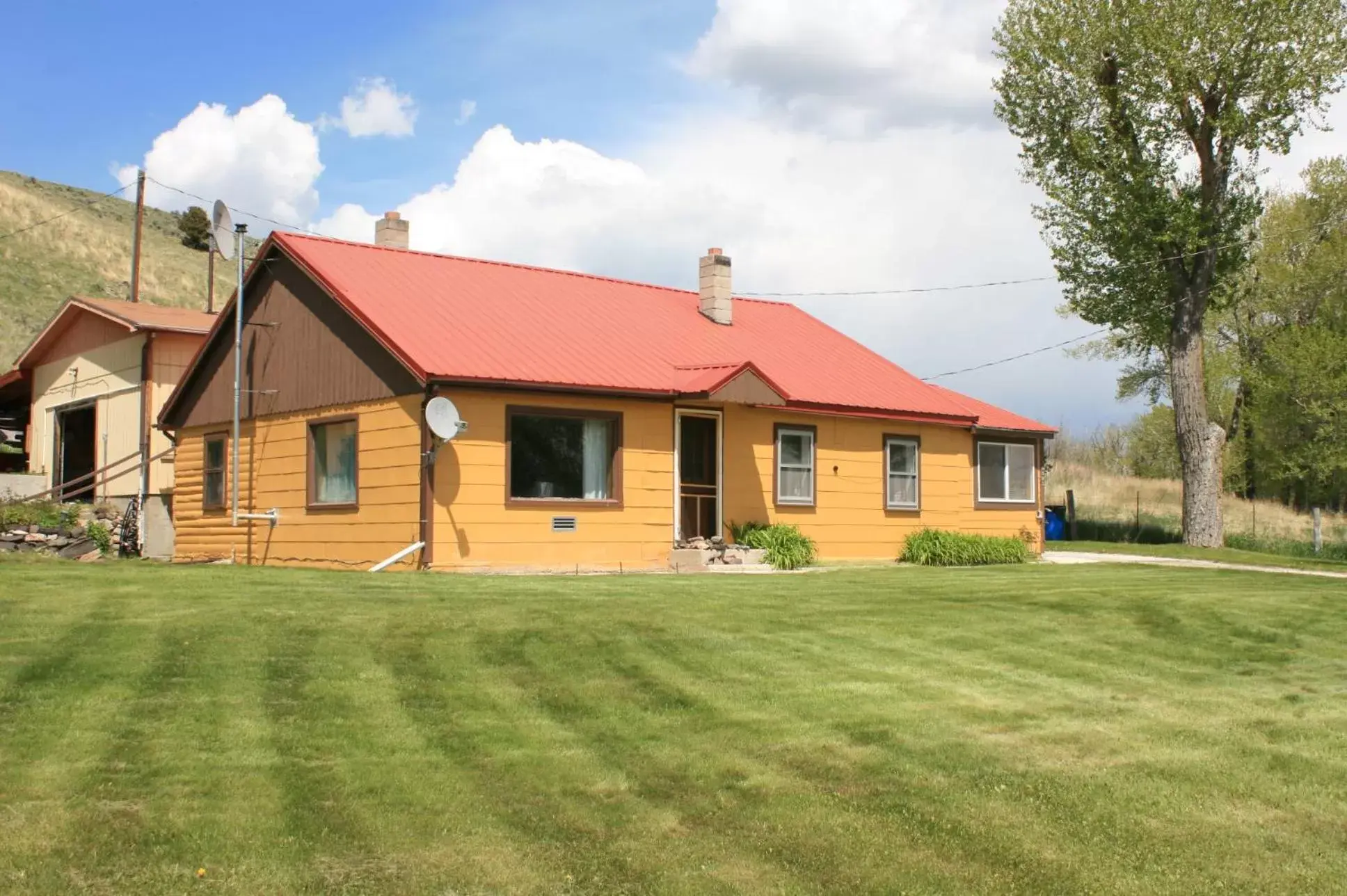 Property Building in Sportsman Lodge Melrose MT