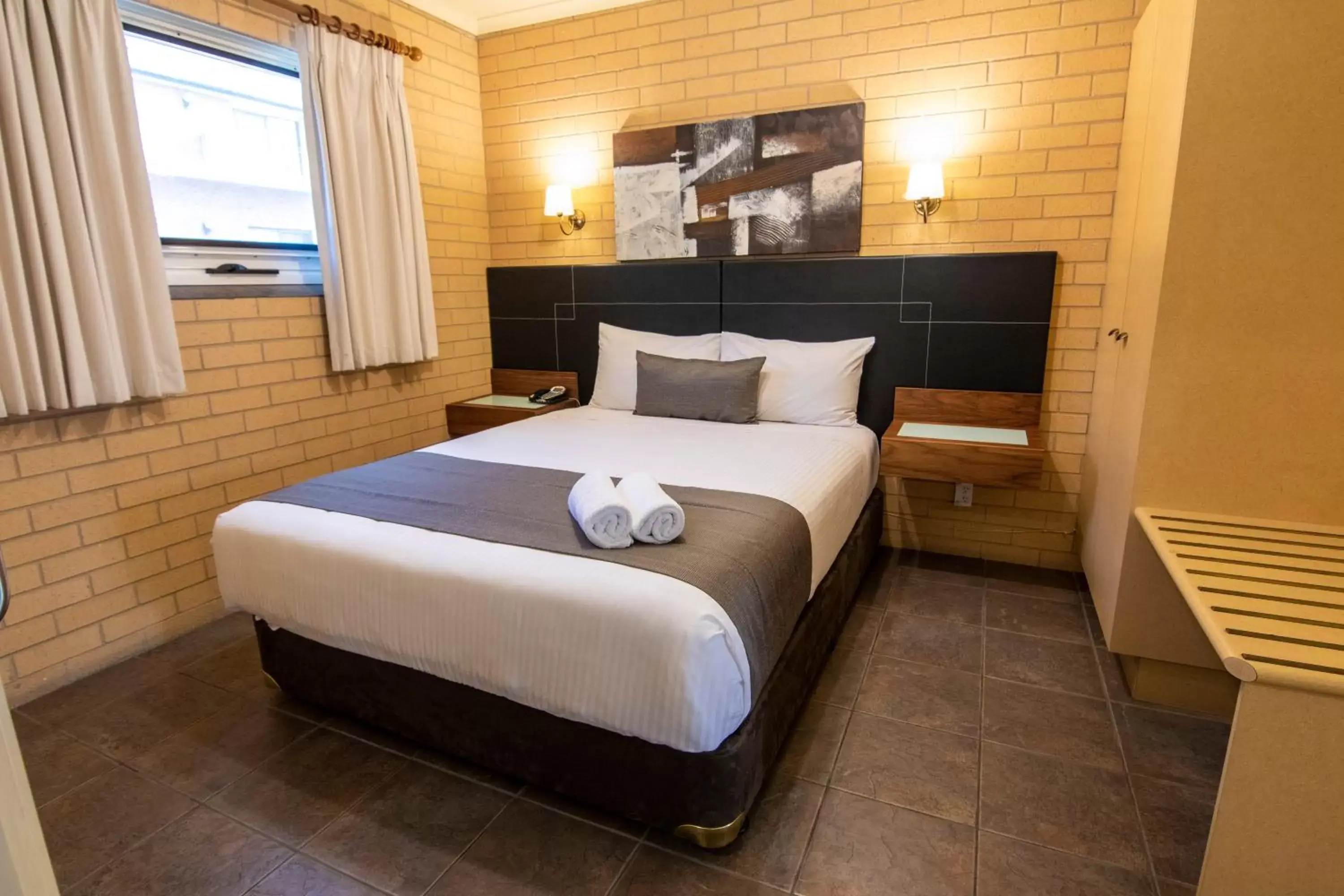 Bed in Albury Georgian Motel & Suites