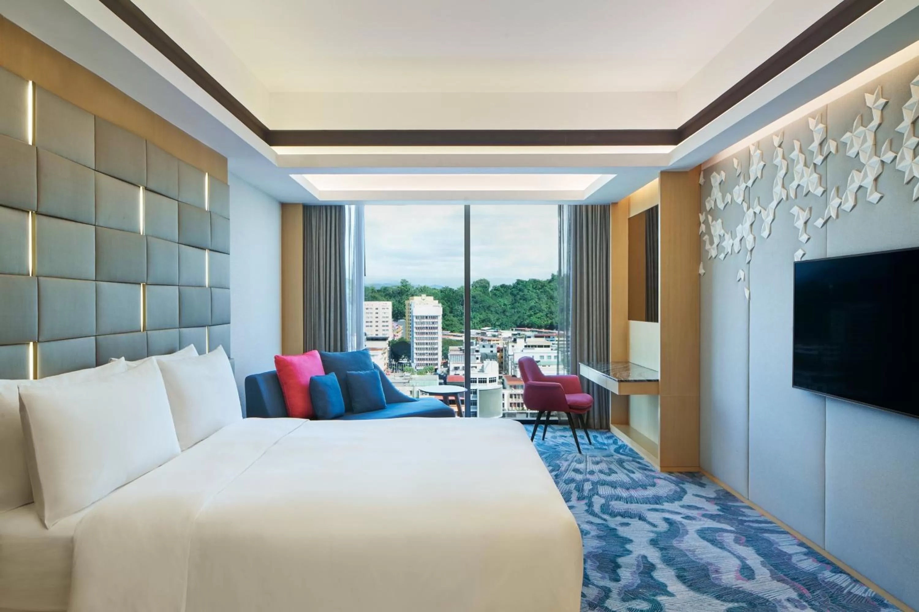Photo of the whole room, Bed in Le Meridien Kota Kinabalu