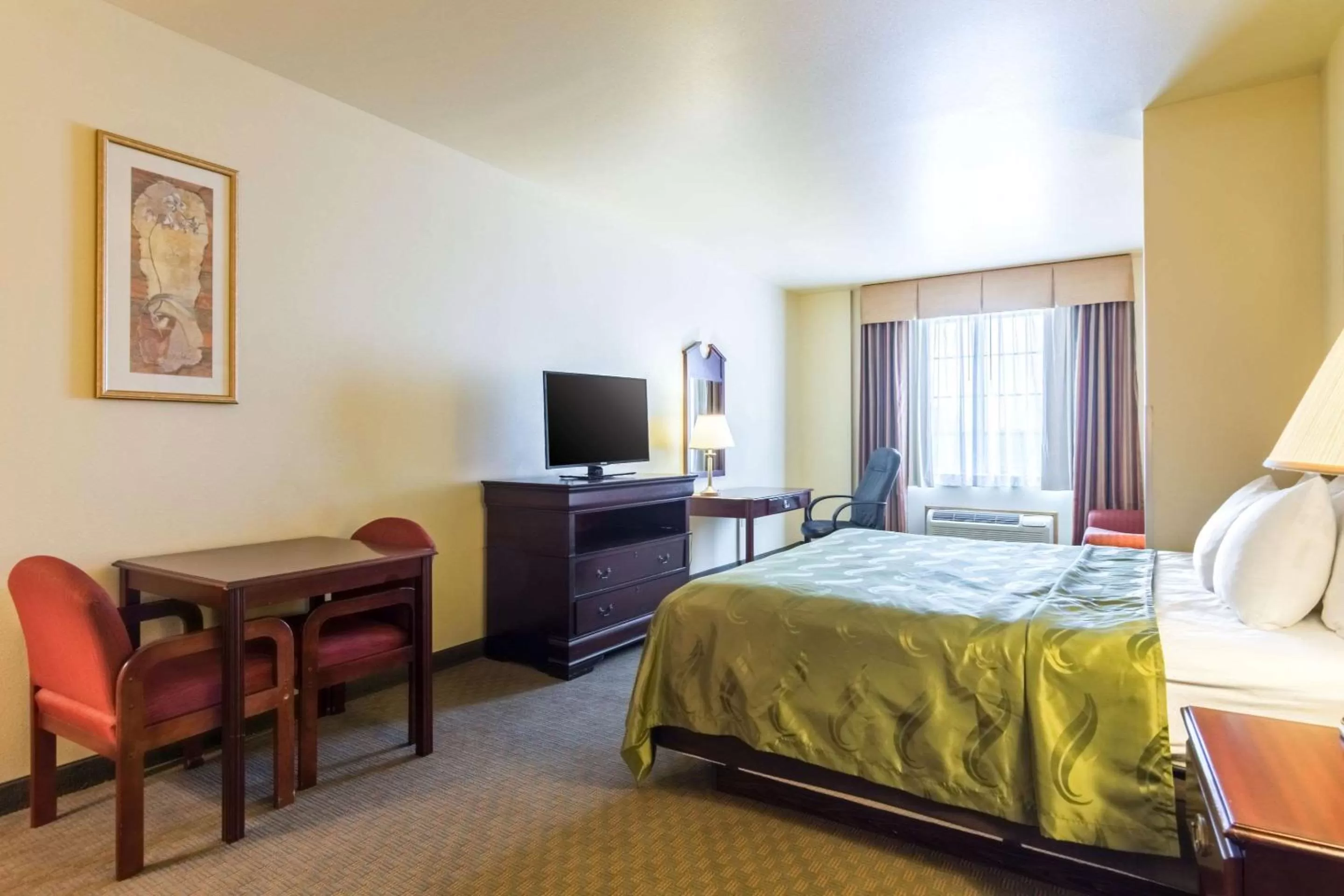 Photo of the whole room, Bed in Quality Inn & Suites of Alma - Northeast from Fort Smith
