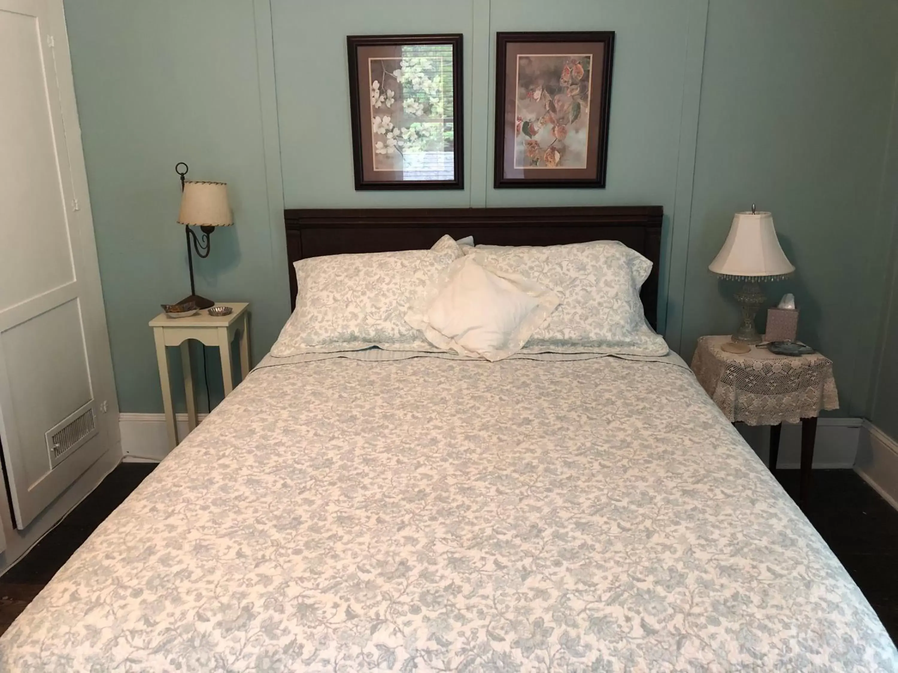 Bed in Magnolia House & Gardens B&B