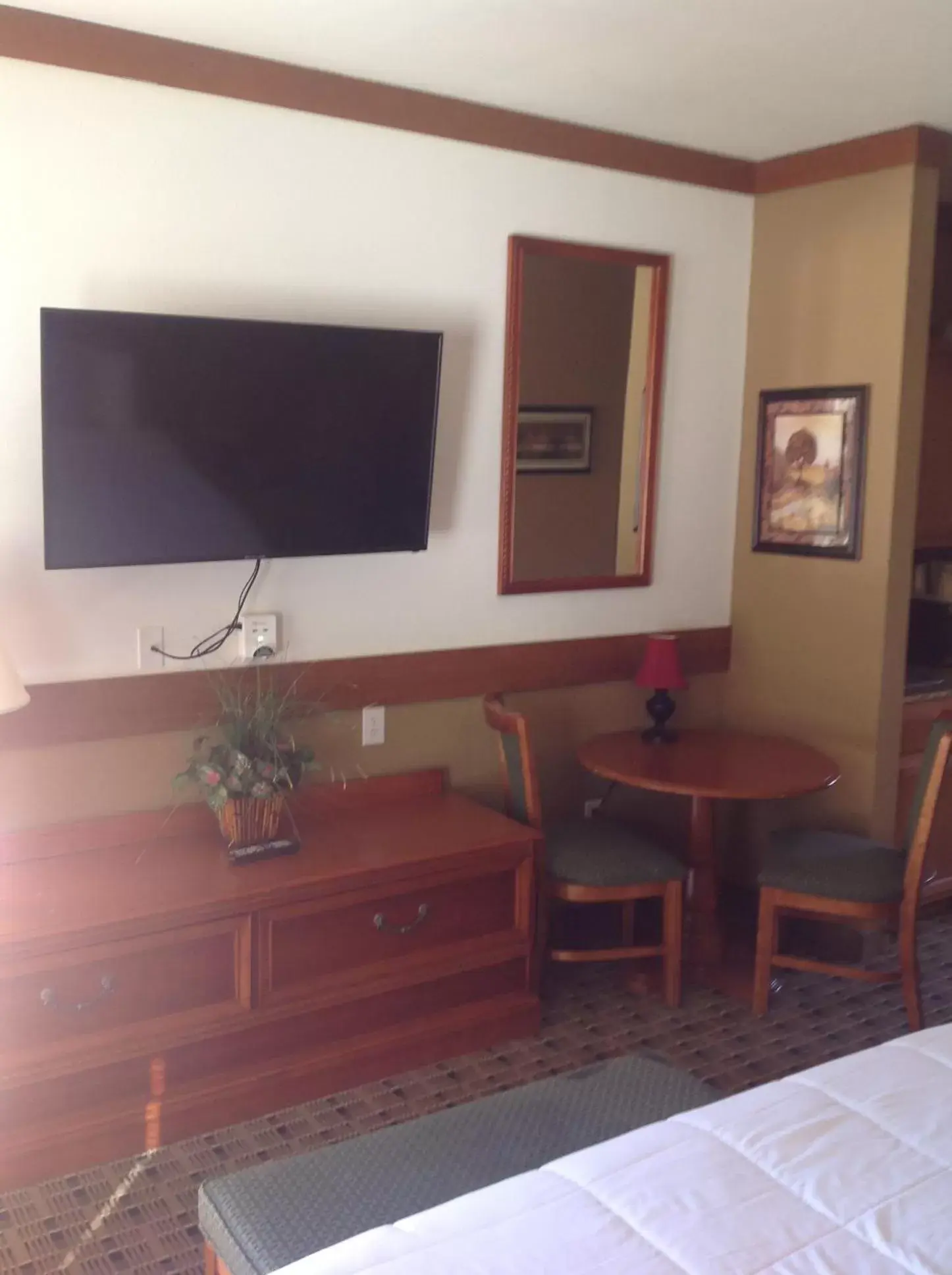 TV and multimedia, TV/Entertainment Center in Qualla Cabins and Motel Cherokee near Casino