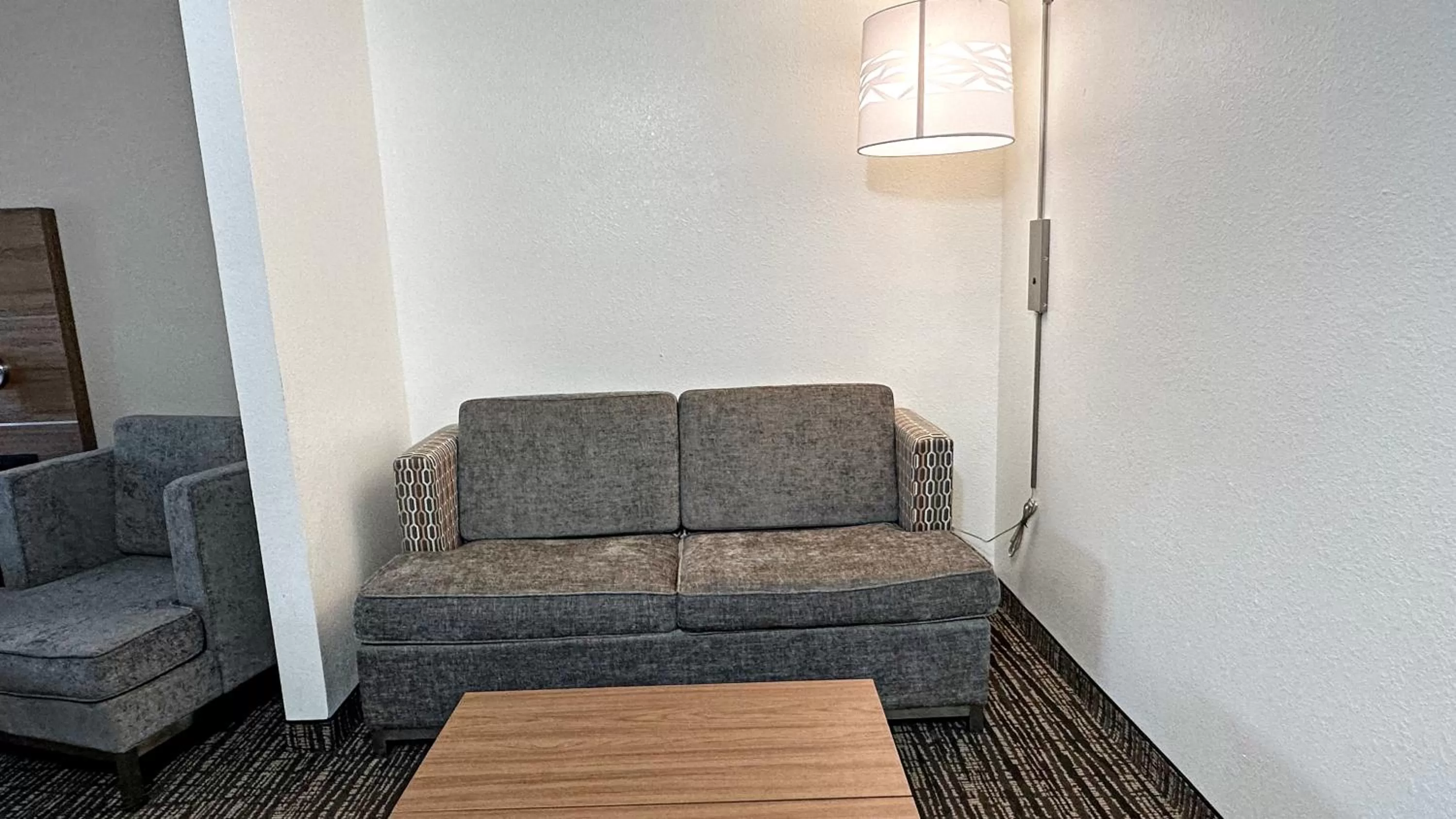 Seating area in Estherville Hotel & Suites