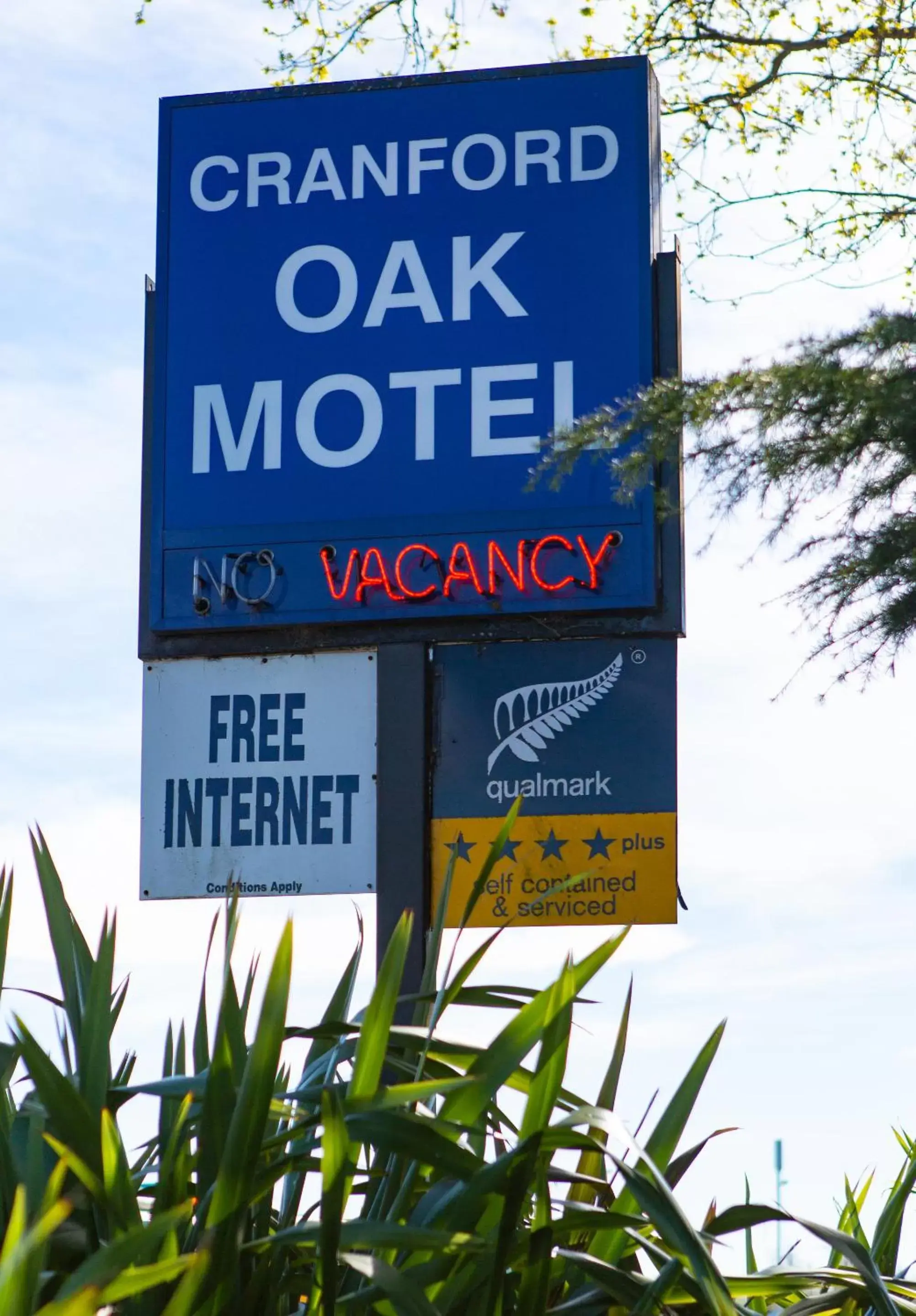 Property building in Cranford Oak Motel