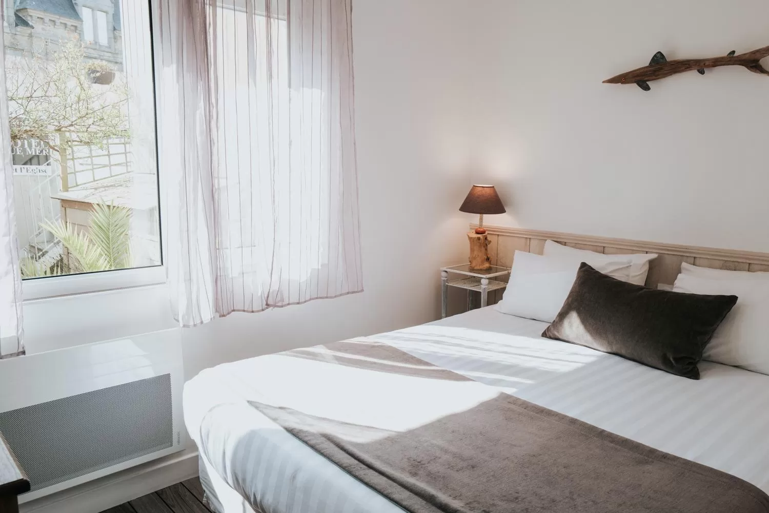 Bed in Hôtel Aux Tamaris - Vue Mer