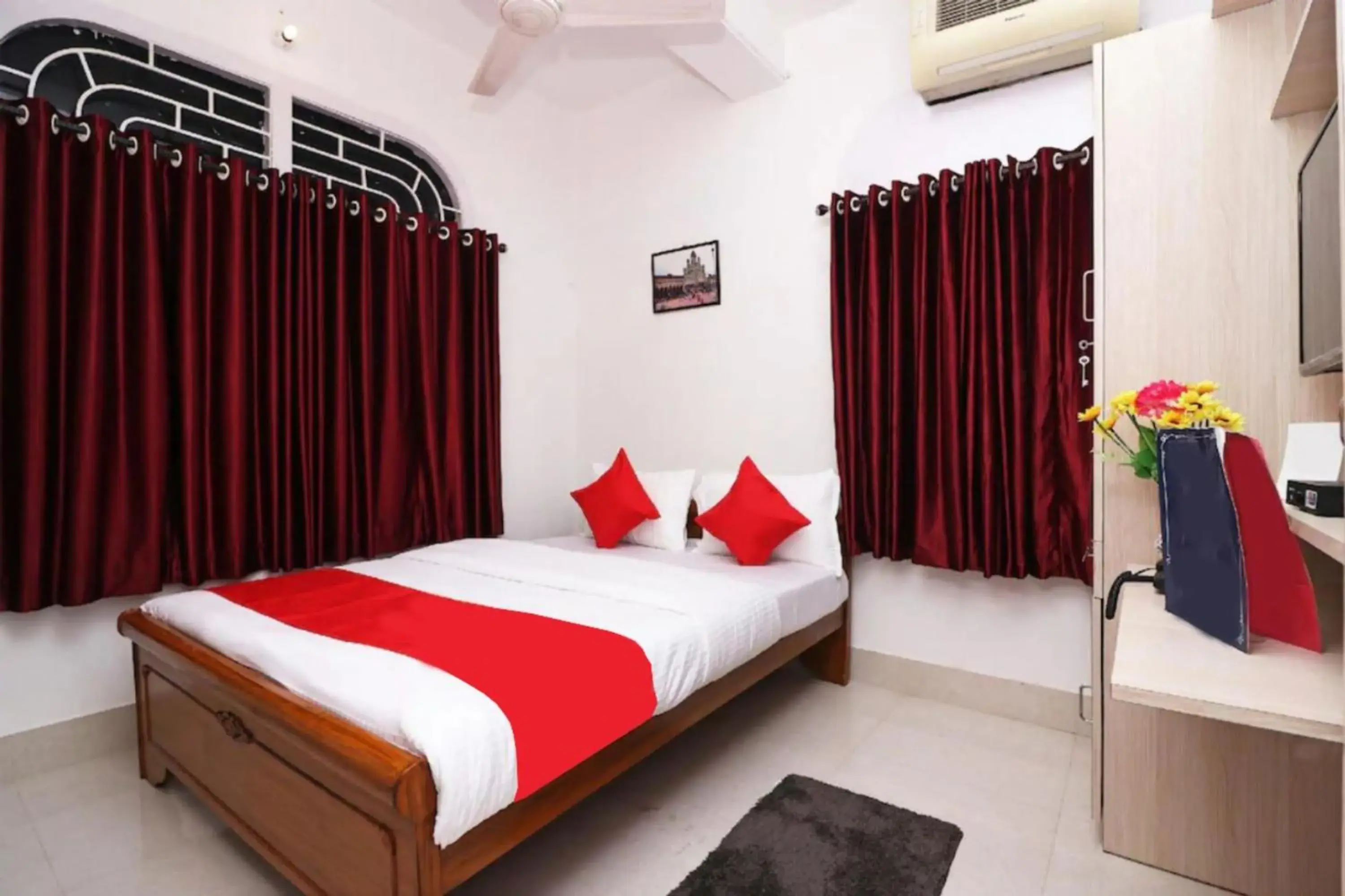 Photo of the whole room, Bed in Goroomgo Manurama Stay Ruby Kolkata