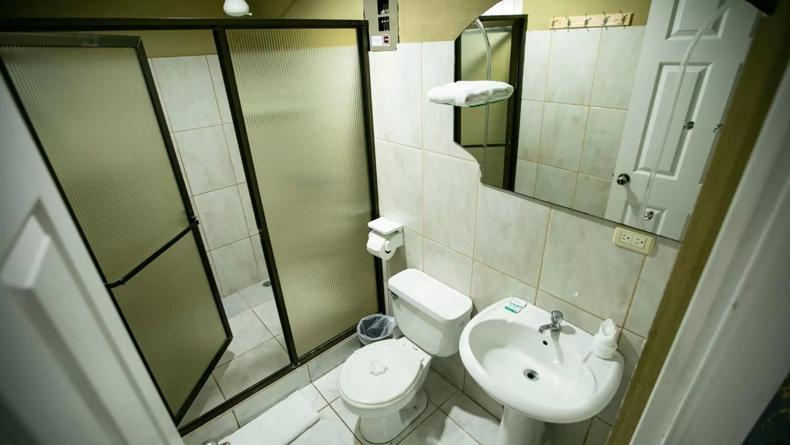 Shower, Bathroom in Coati Arenal Lodge