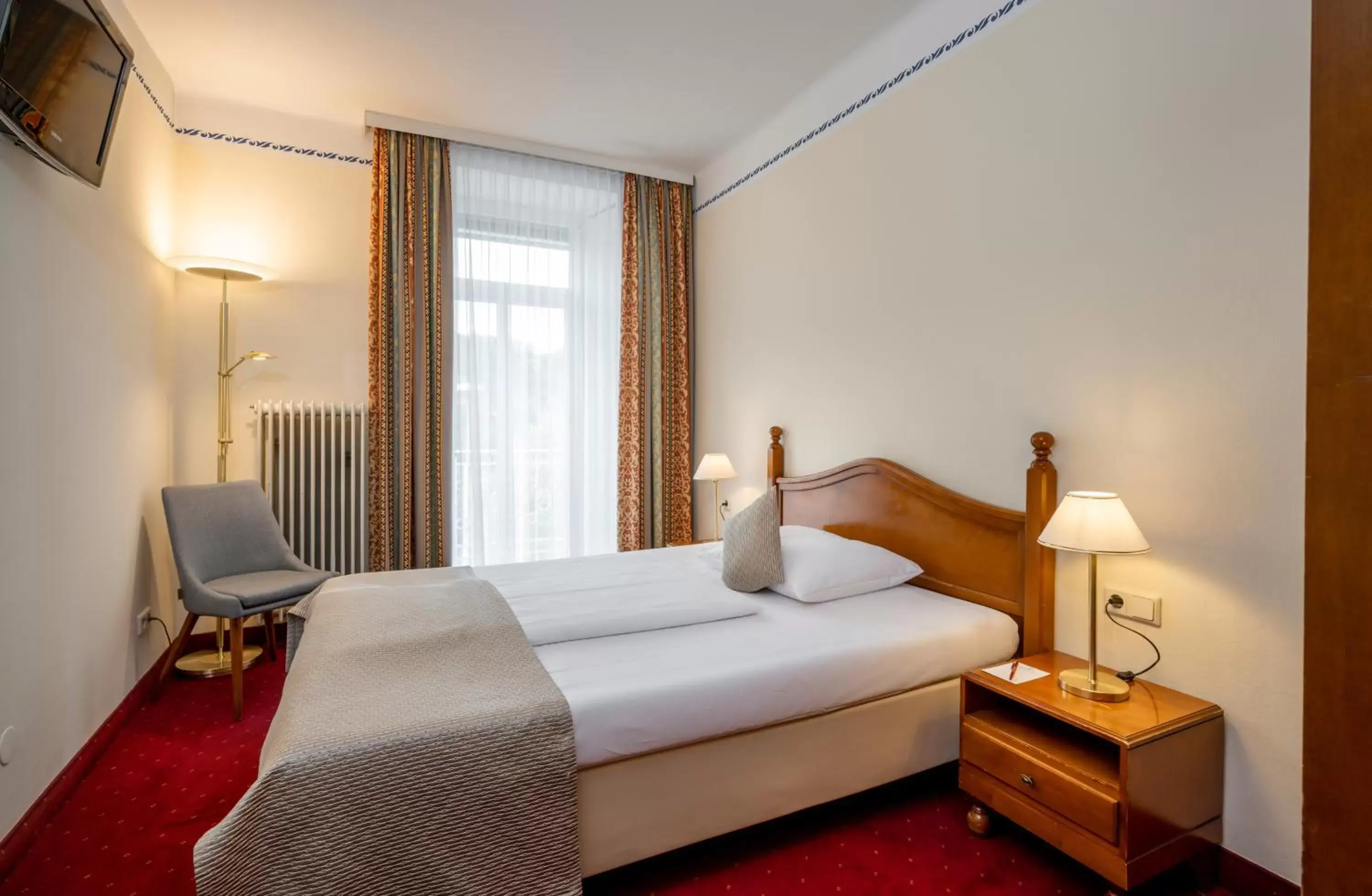 Single Room with Queen Size Bed in Hotel am Mirabellplatz