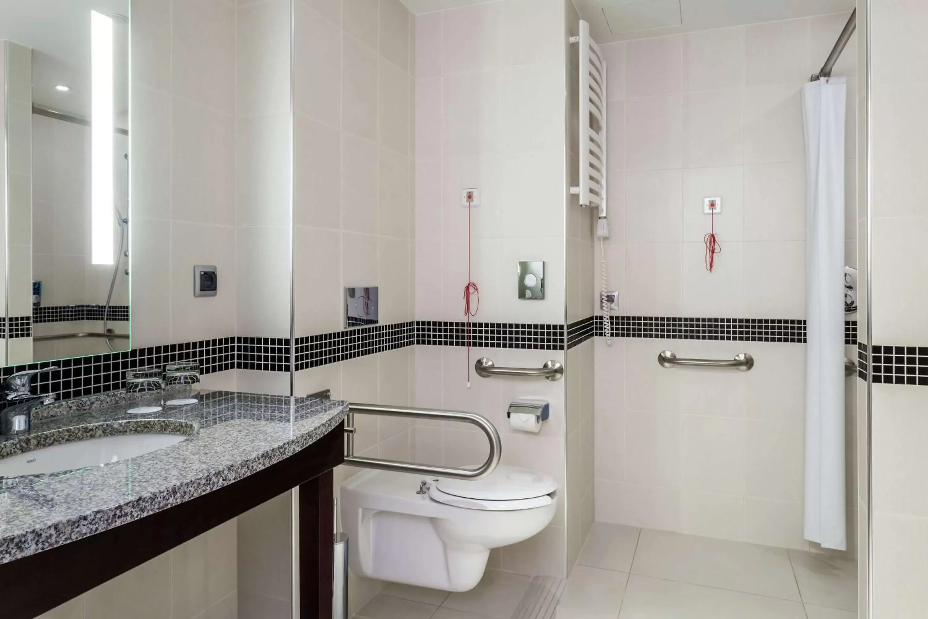 Bathroom in Hampton by Hilton Warsaw Airport
