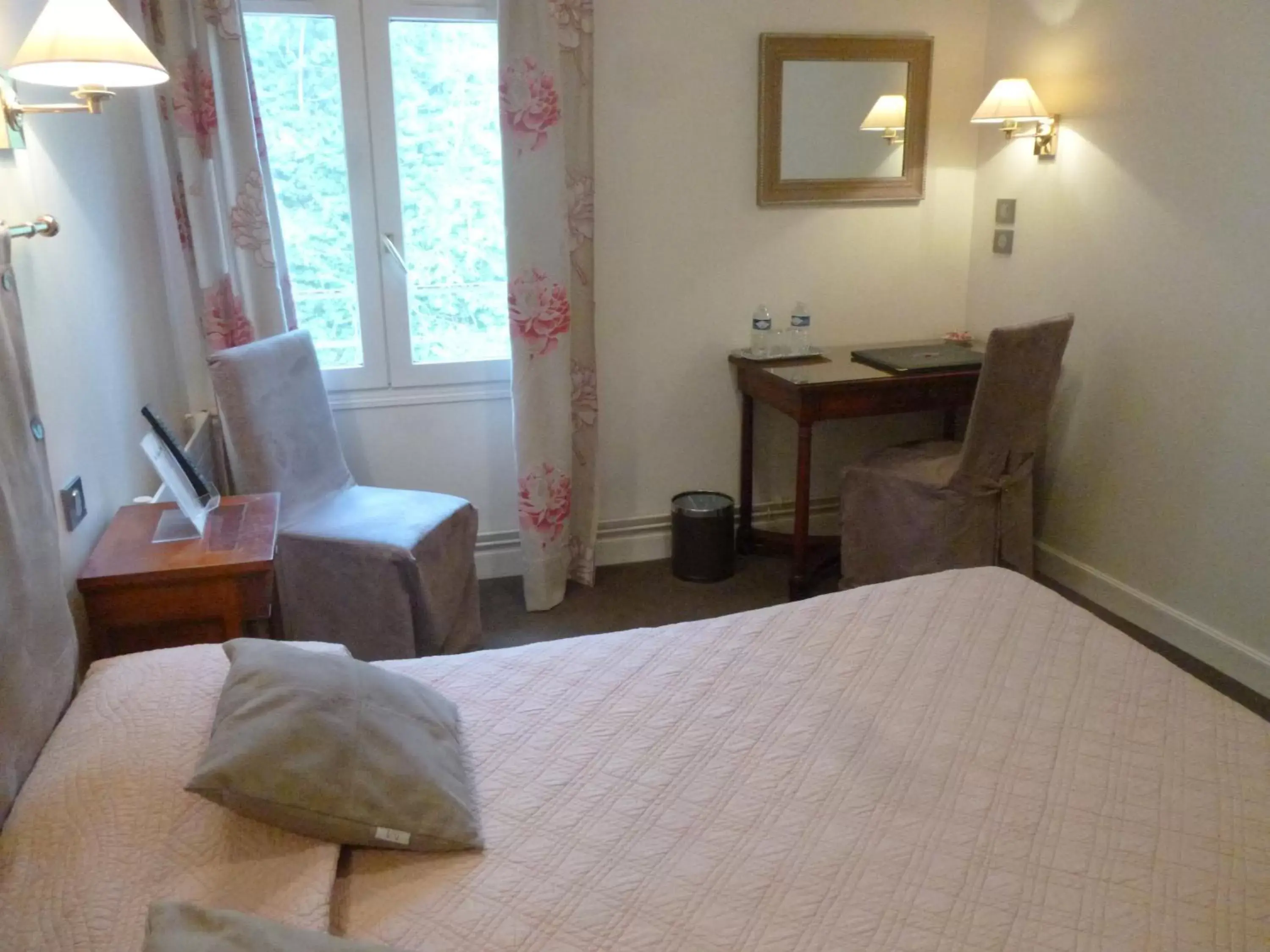 Photo of the whole room, Bed in Logis Hôtel Le Rivage