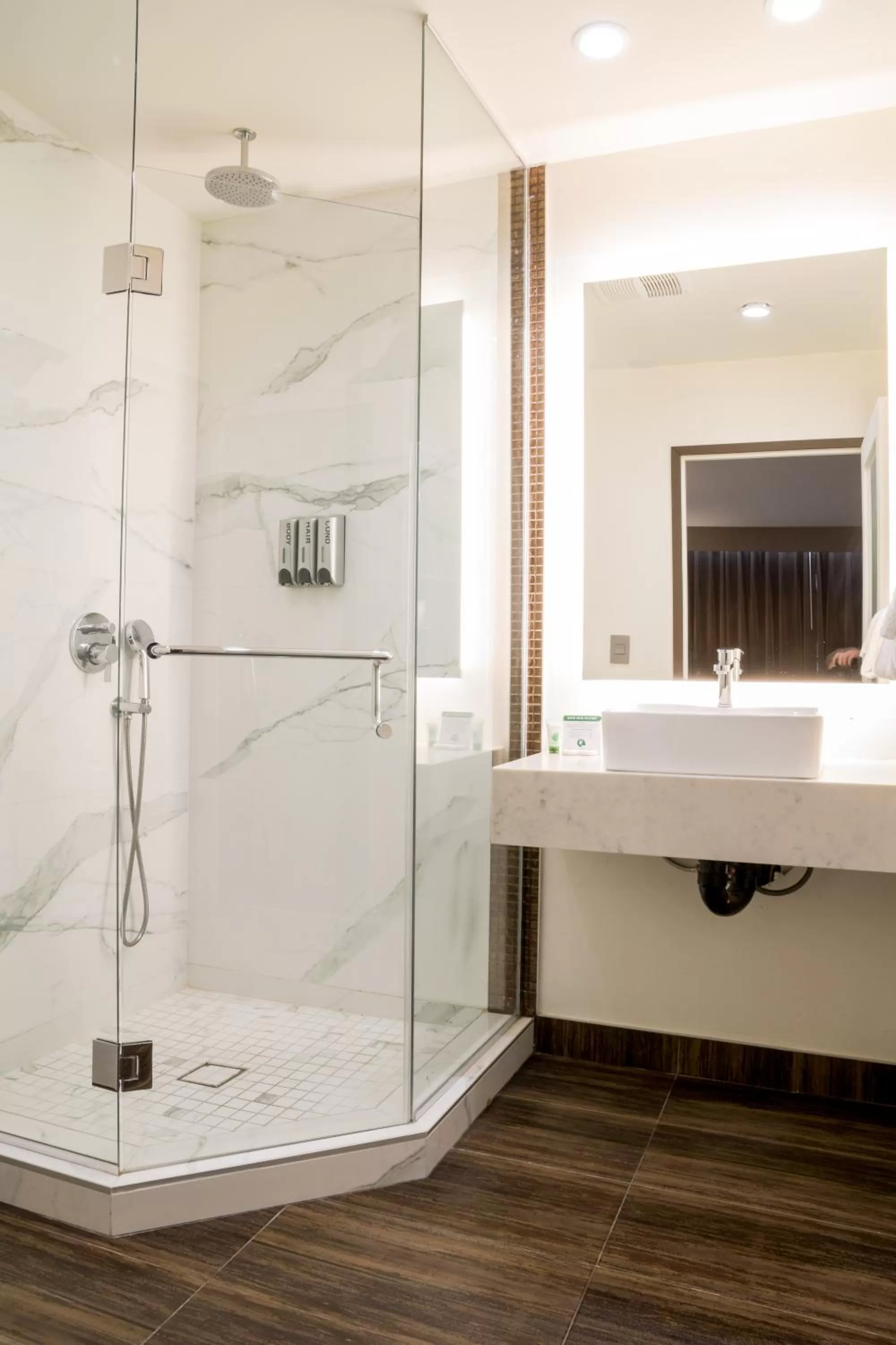 Shower in Hotel Xilo Glendale