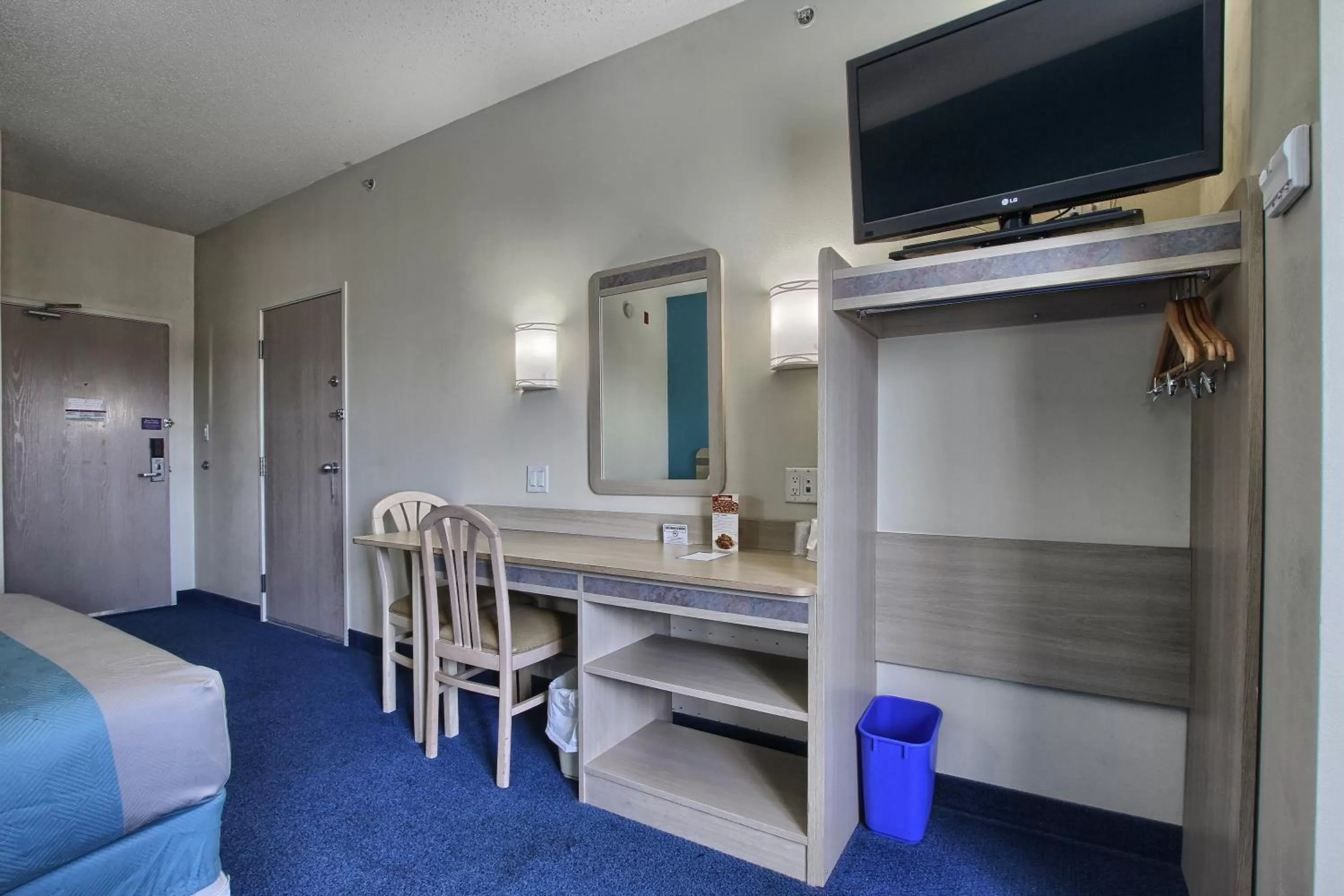 Bedroom in Motel 6-London, ON - Ontario